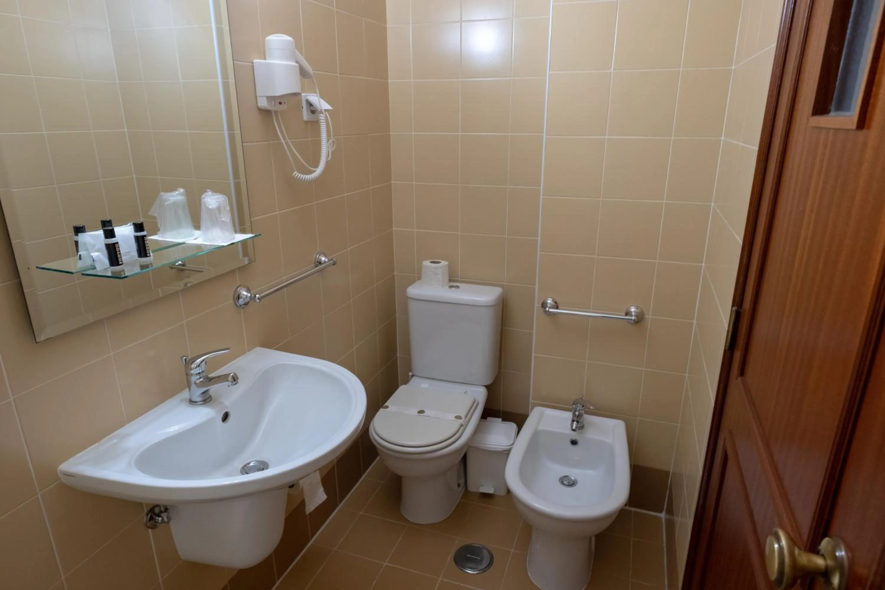 Bathroom in Hotel Peregrinos de Fatima by Umbral