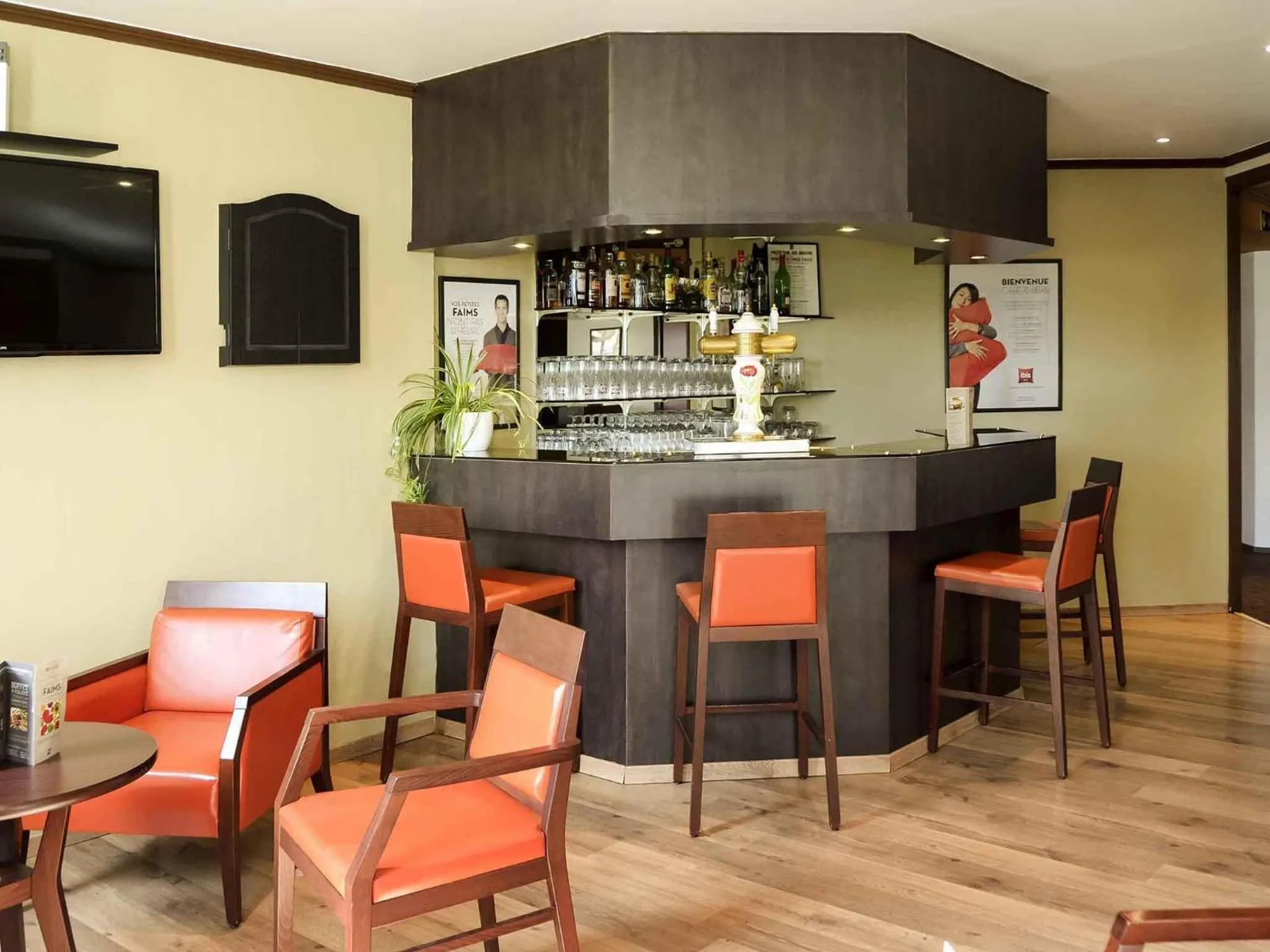Lounge or bar in Hôtel Ibis Nevers
