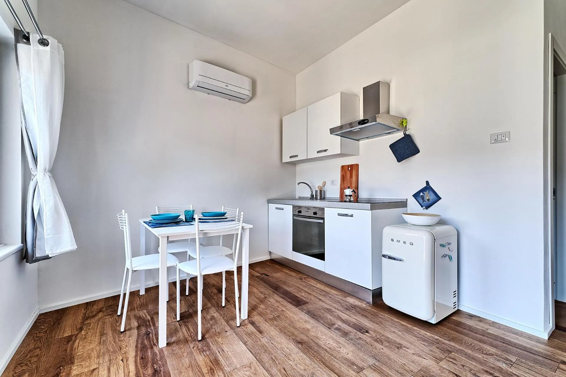 Kitchen or kitchenette in Marina Apartments