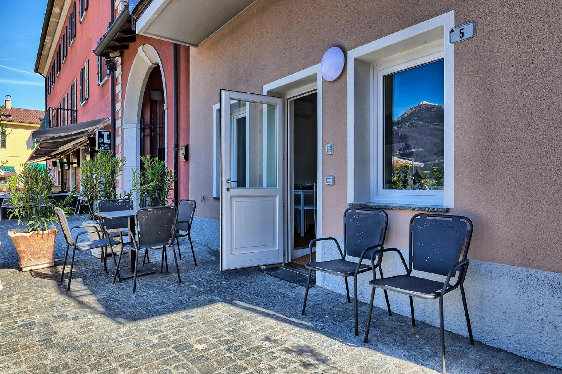 Facade/entrance in Marina Apartments