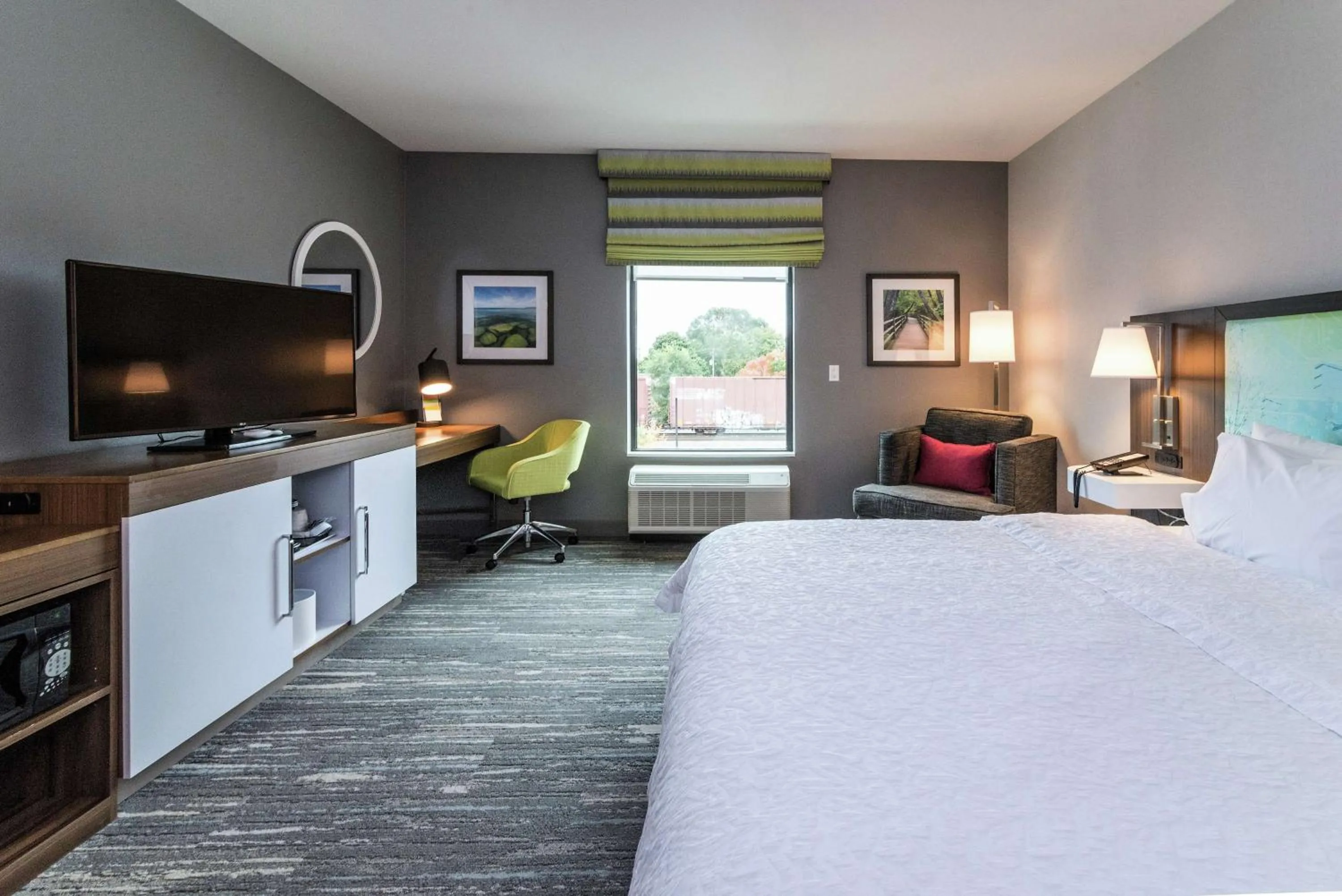 Bedroom, Bed in Hampton Inn & Suites - Allen Park
