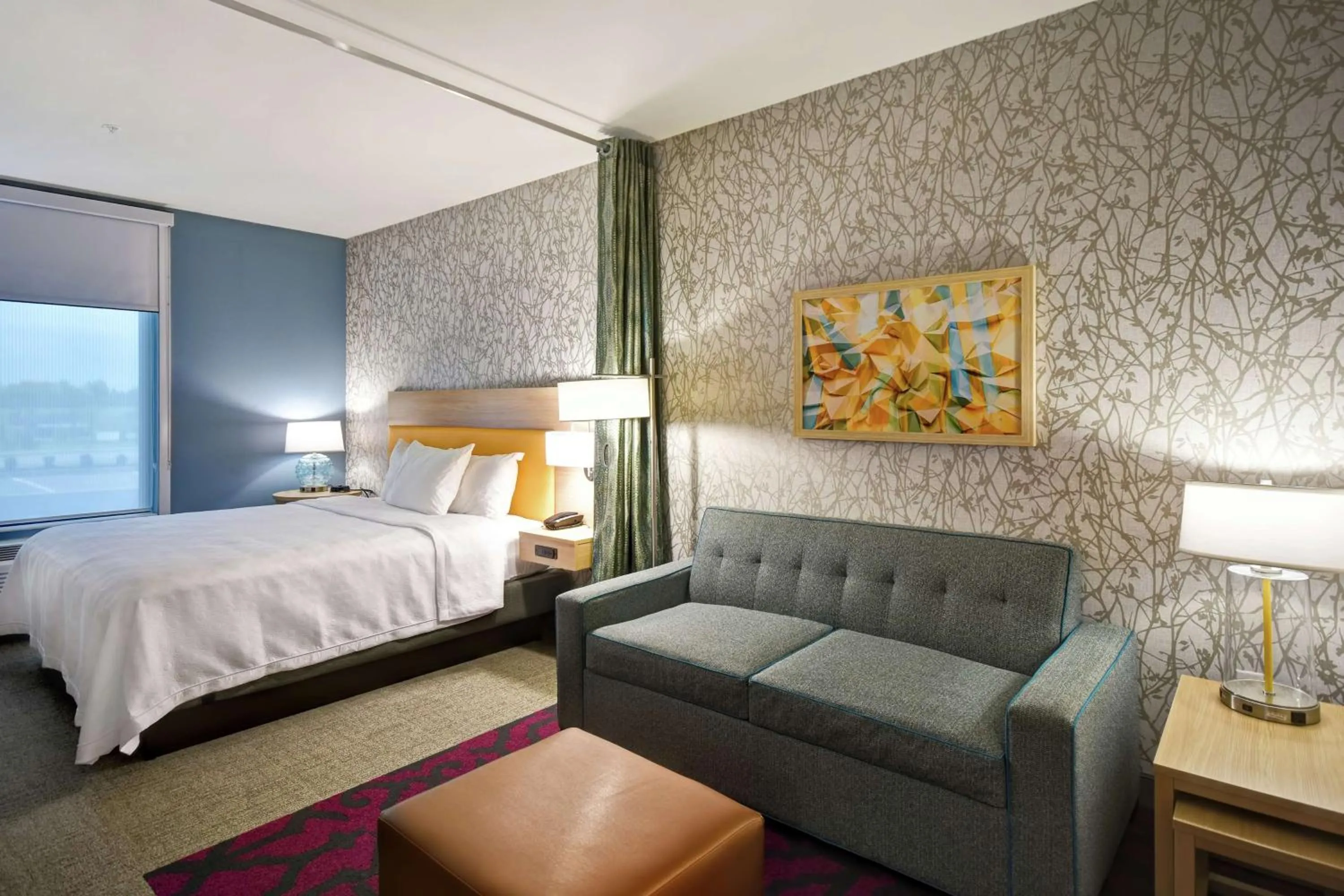 Living room, Bed in Home2 Suites By Hilton Frankfort