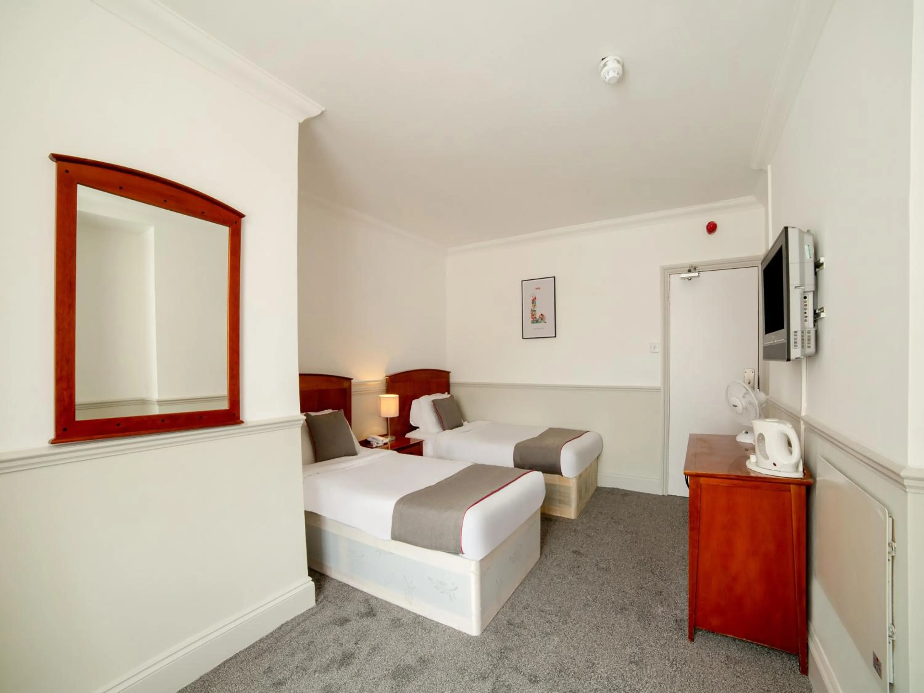 Bedroom, Seating Area in OYO London Luton