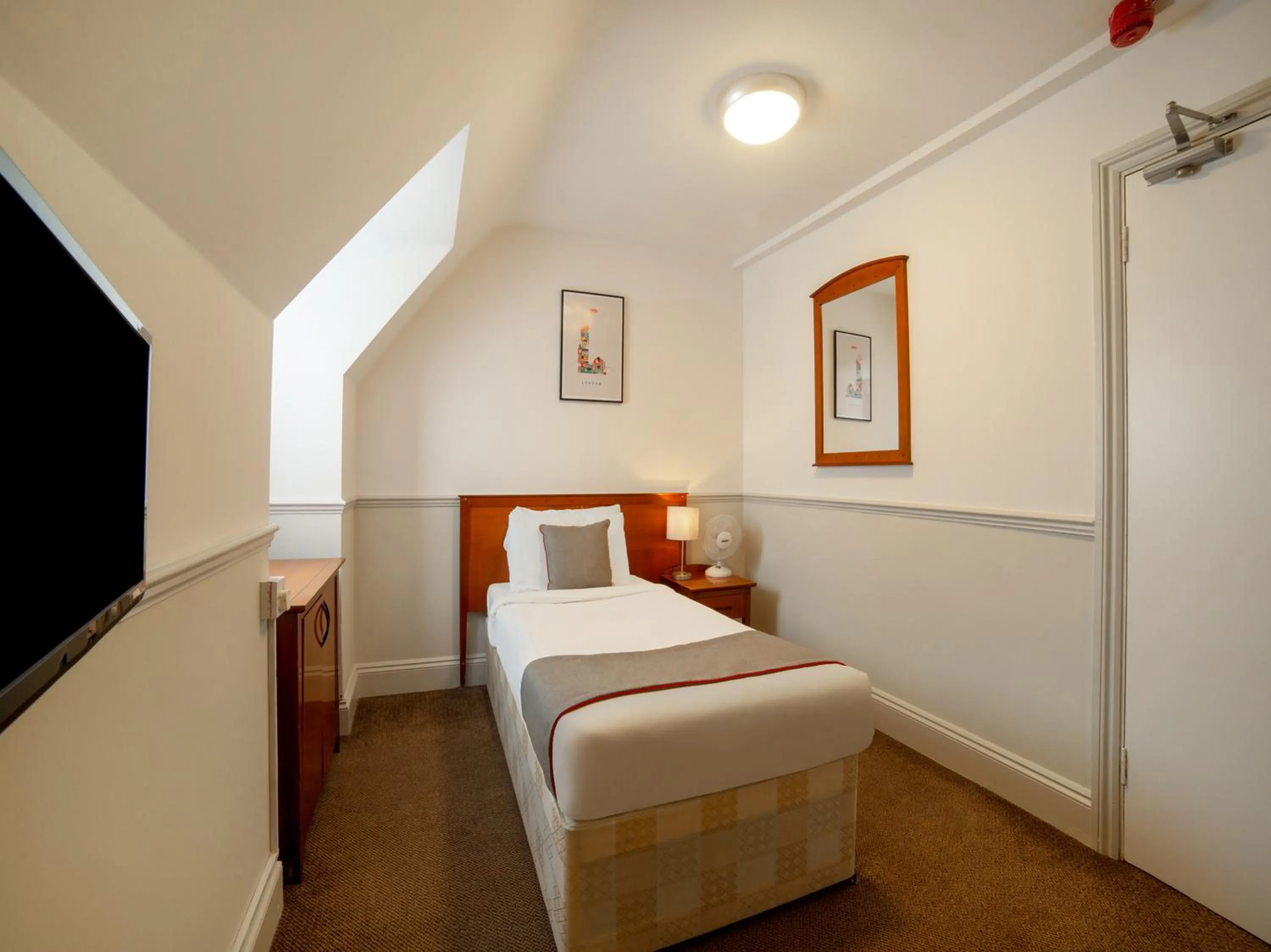 Bedroom in OYO London Luton