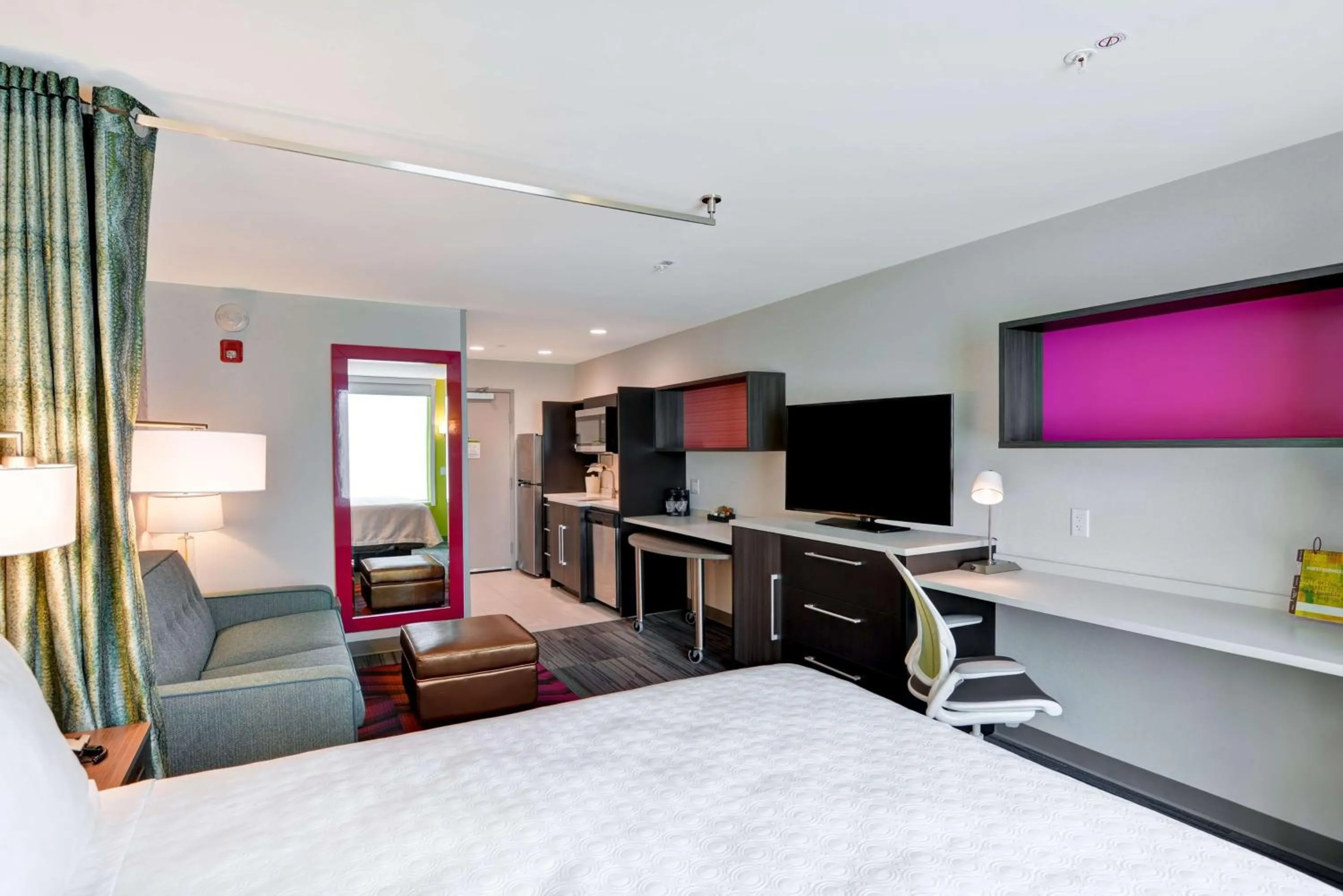 Bedroom, Bed in Home2 Suites By Hilton Hot Springs