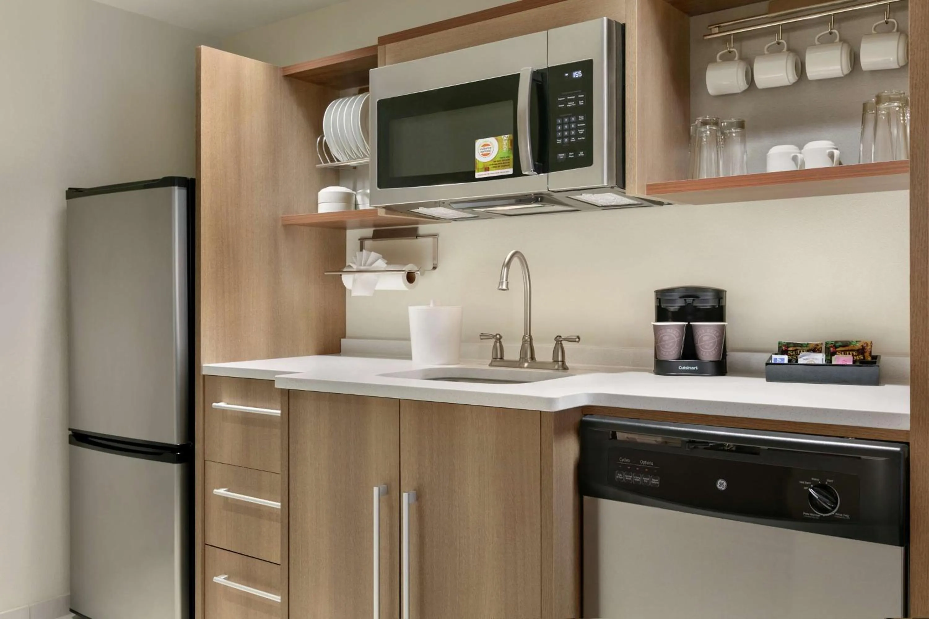 Kitchen or kitchenette in Home2 Suites By Hilton Chantilly Dulles Airport
