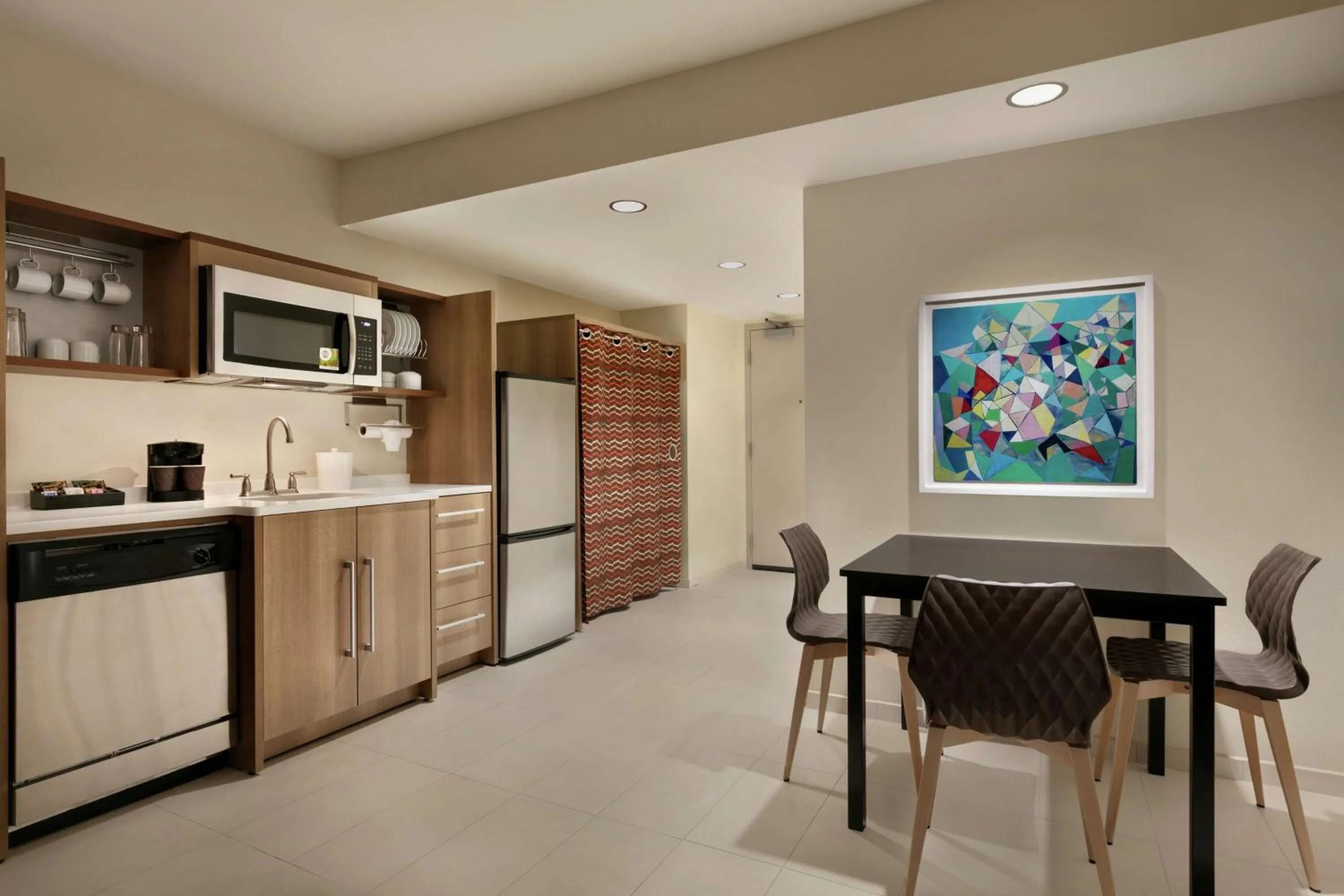 Kitchen or kitchenette in Home2 Suites By Hilton Chantilly Dulles Airport