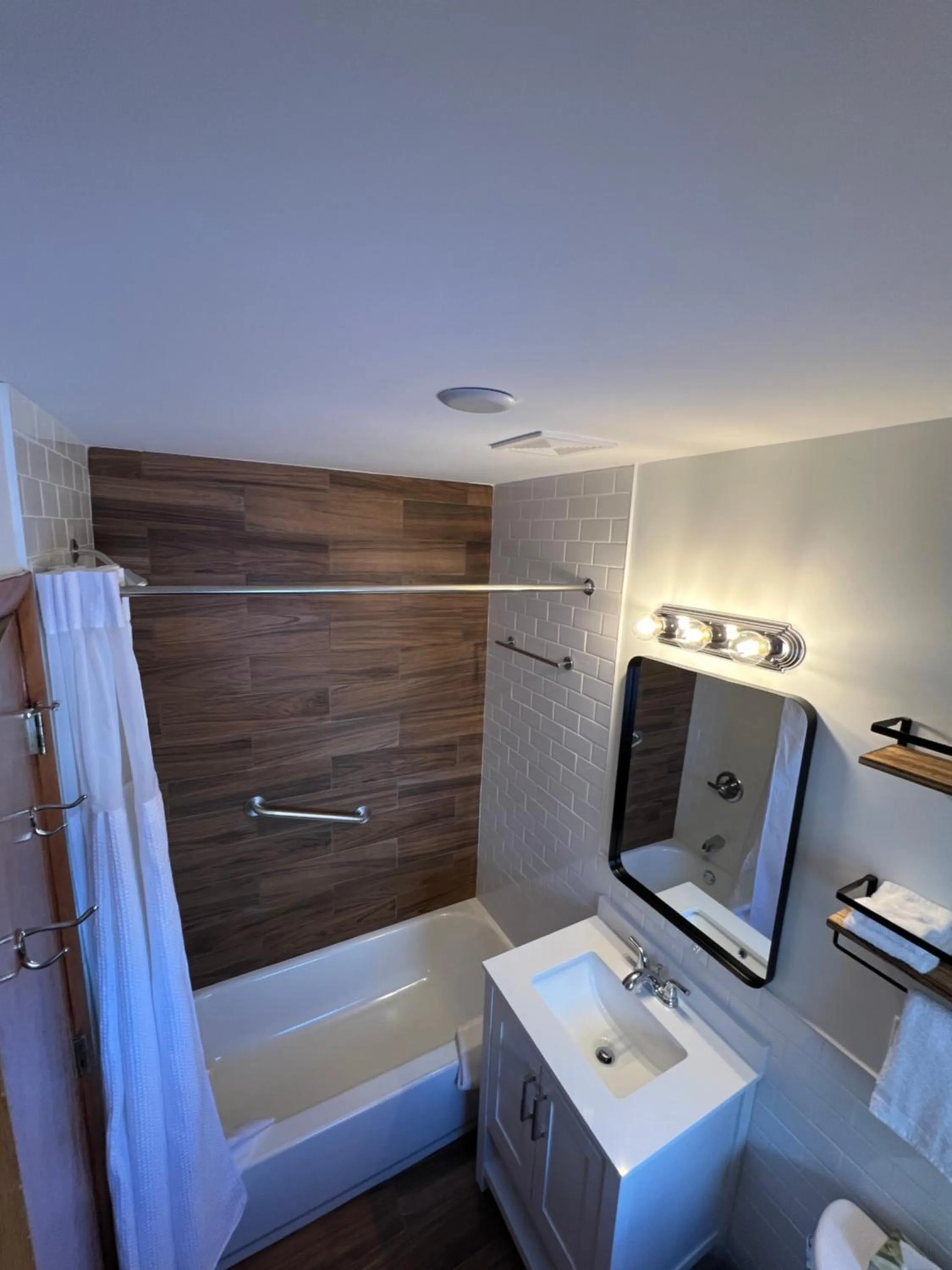 Shower in Gray Ghost Inn