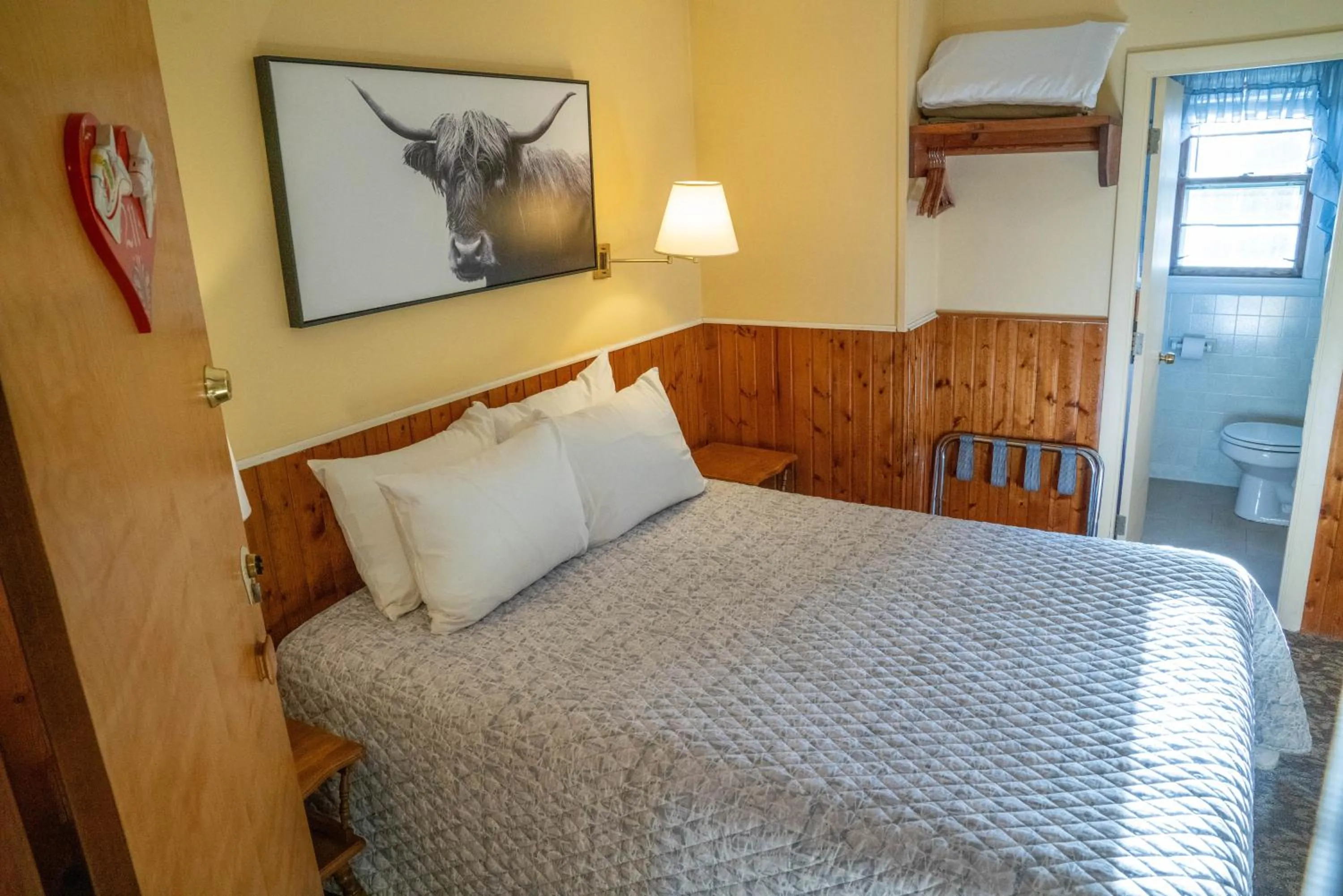 Bed in Gray Ghost Inn