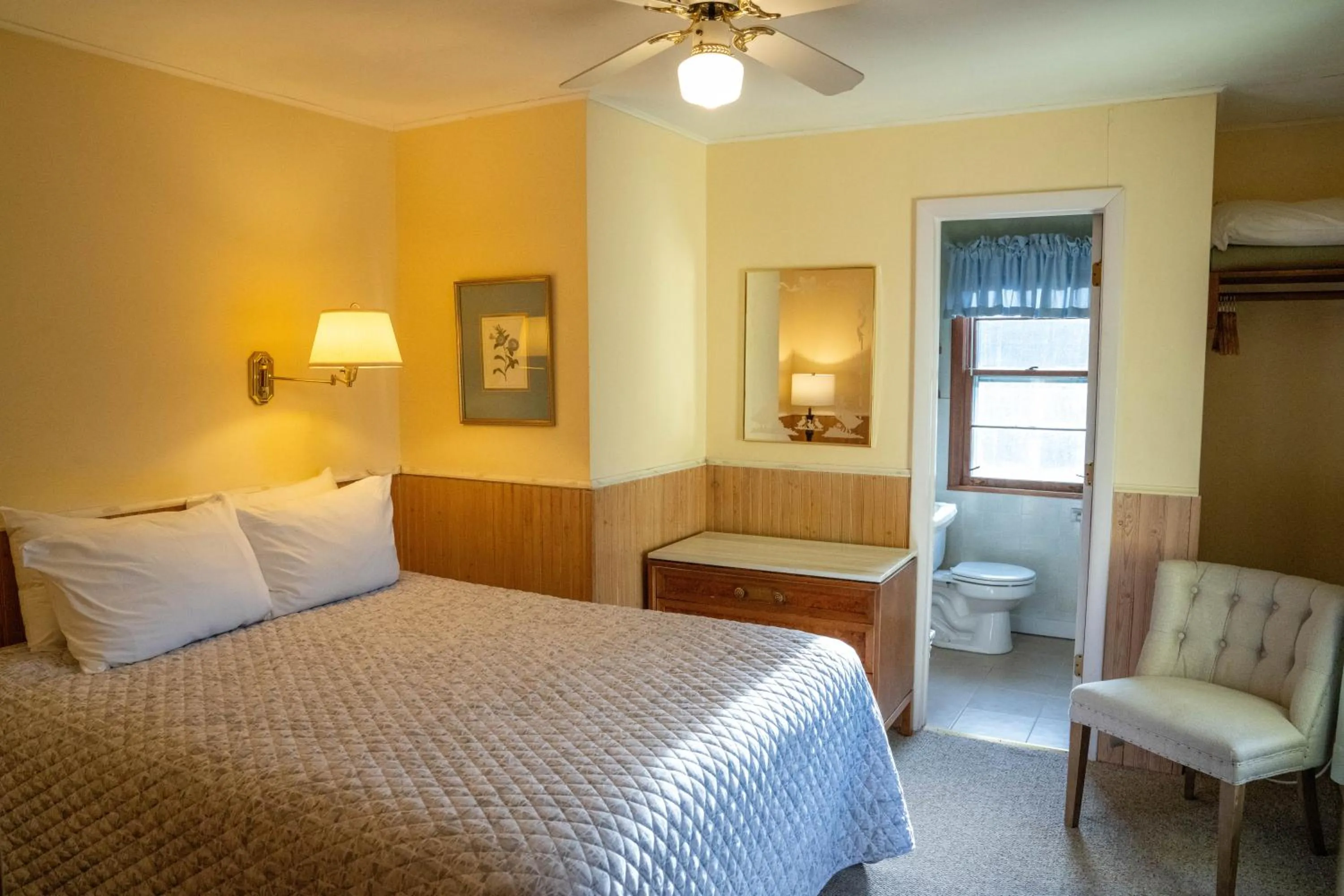 Bed in Gray Ghost Inn