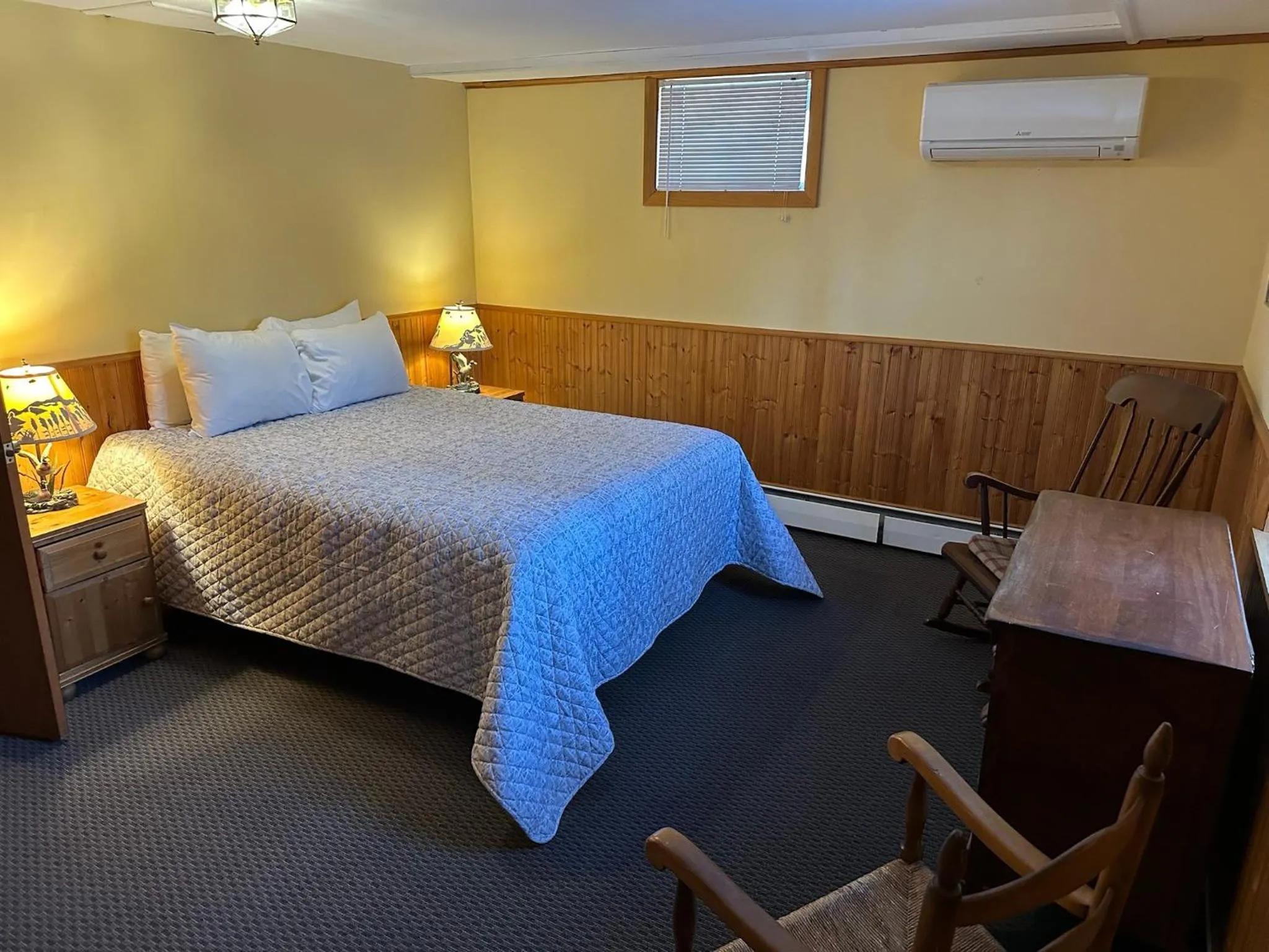 Bed in Gray Ghost Inn