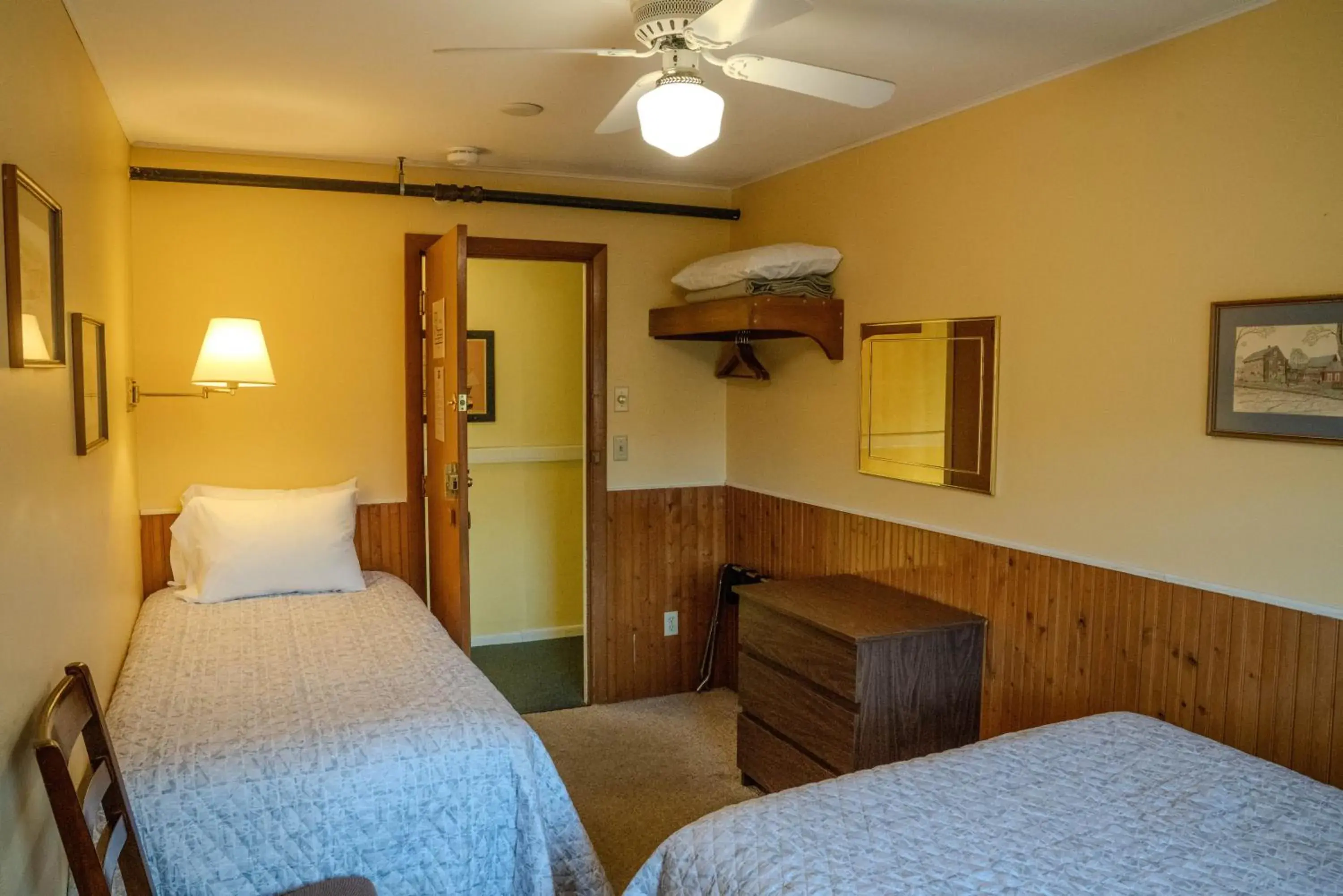 Small Double Room in Gray Ghost Inn Small Double Room in Gray Ghost Inn