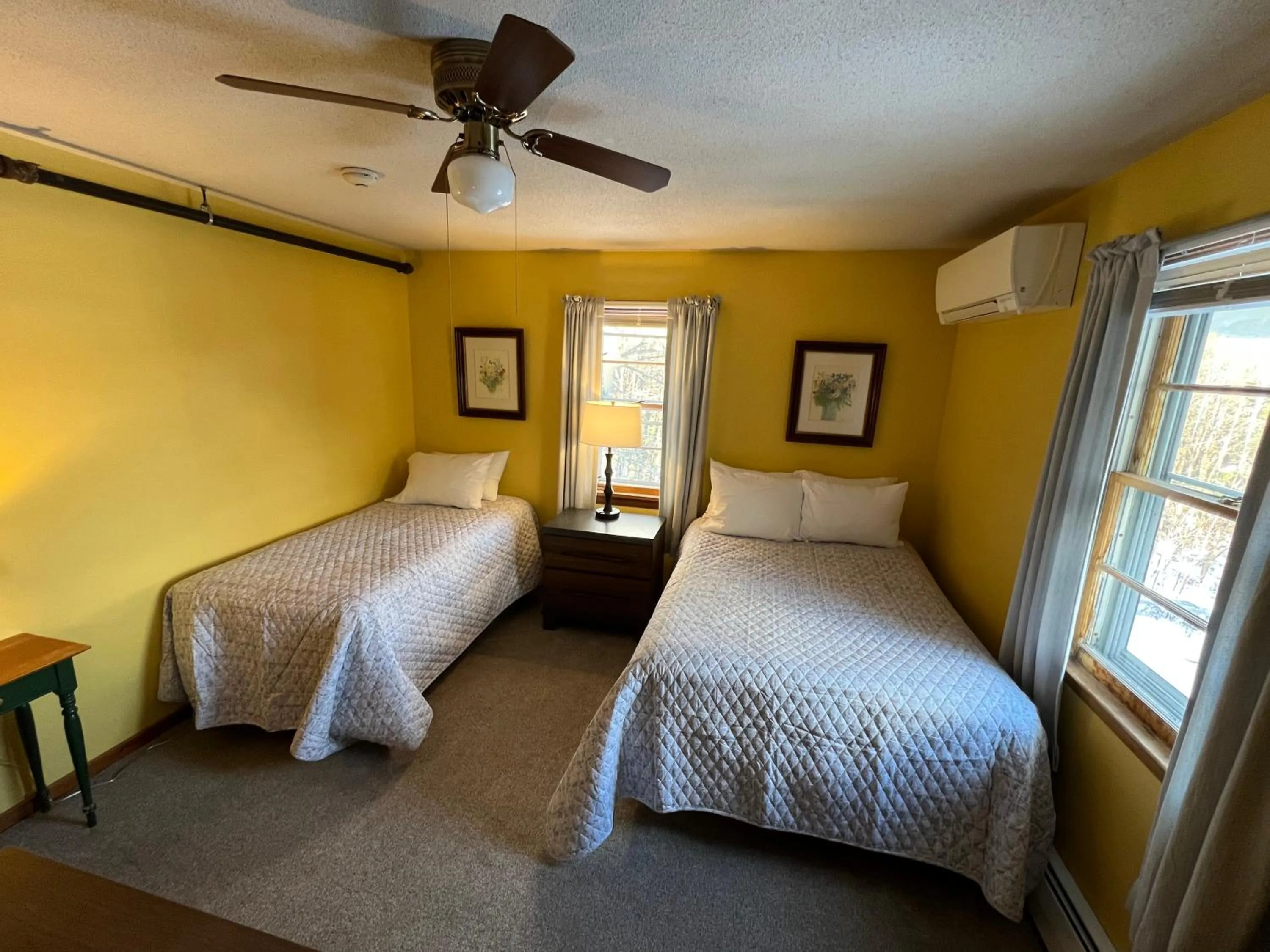 Bed in Gray Ghost Inn