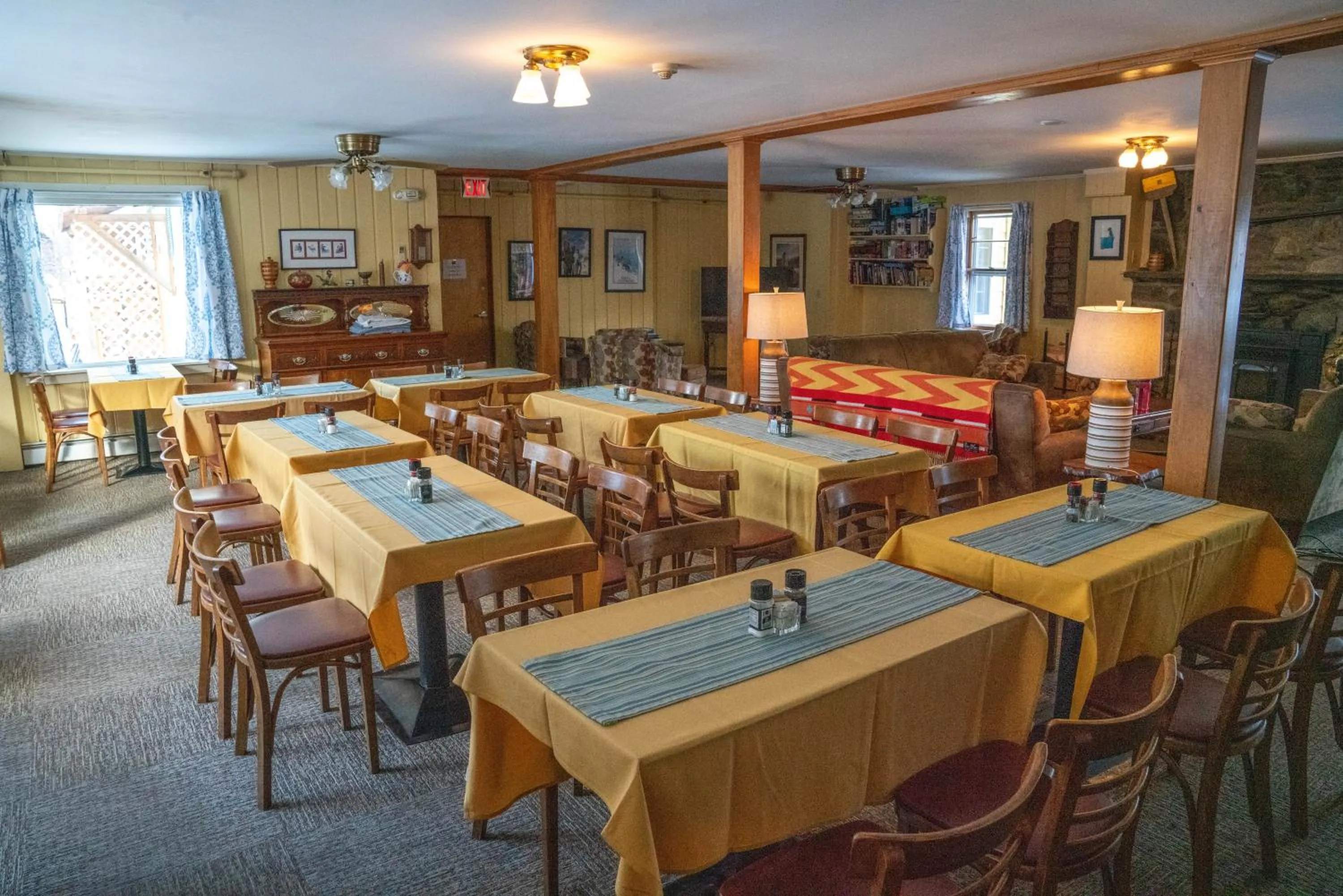 Living room in Gray Ghost Inn