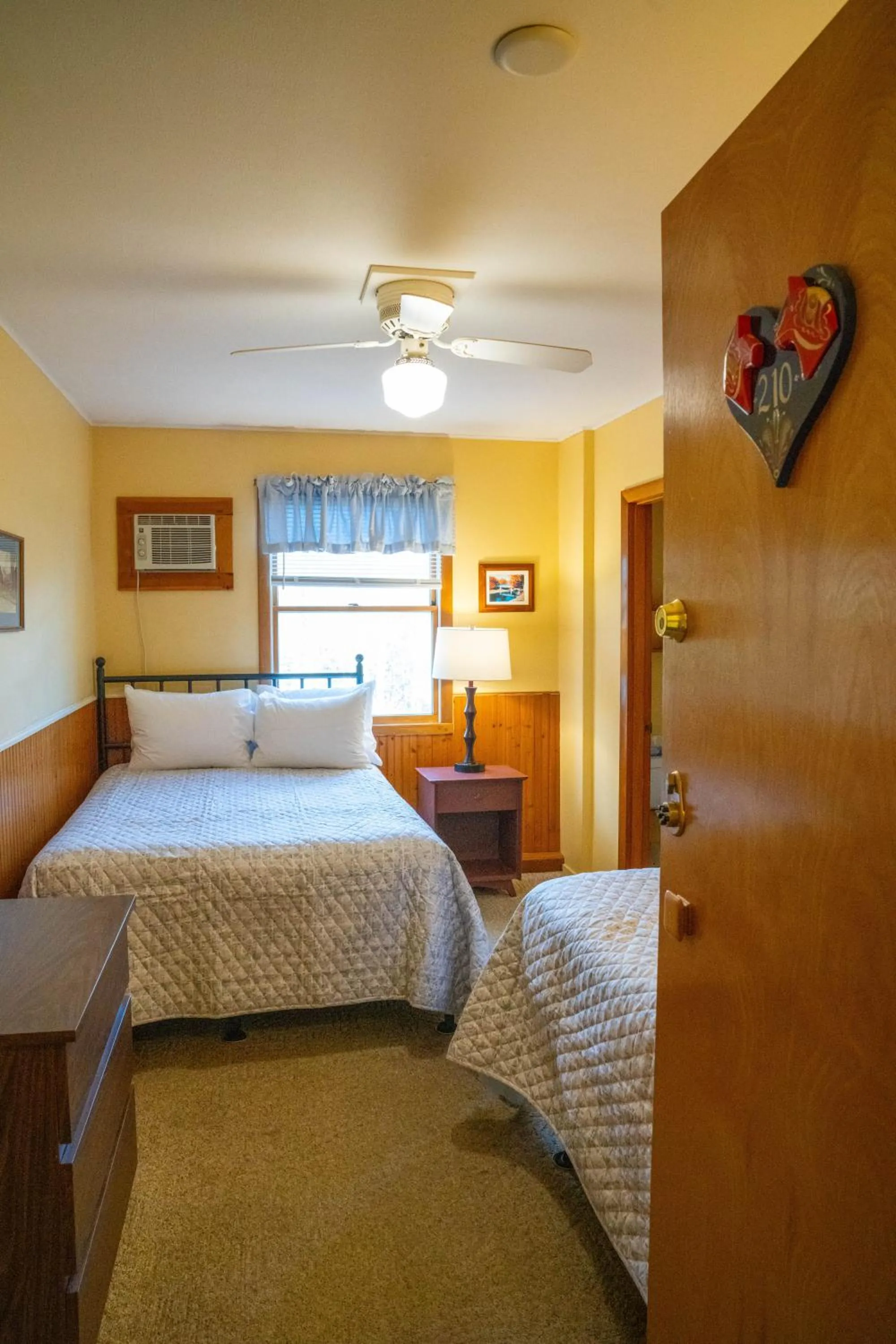 Bed in Gray Ghost Inn