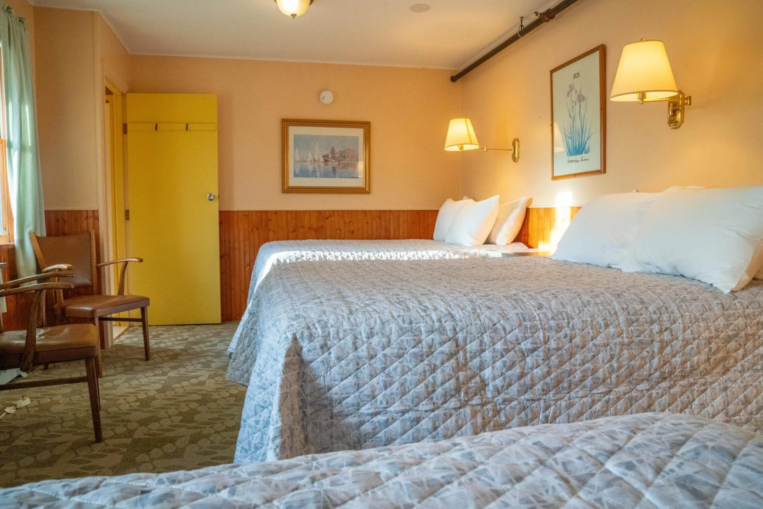 Seating area, Bed in Gray Ghost Inn