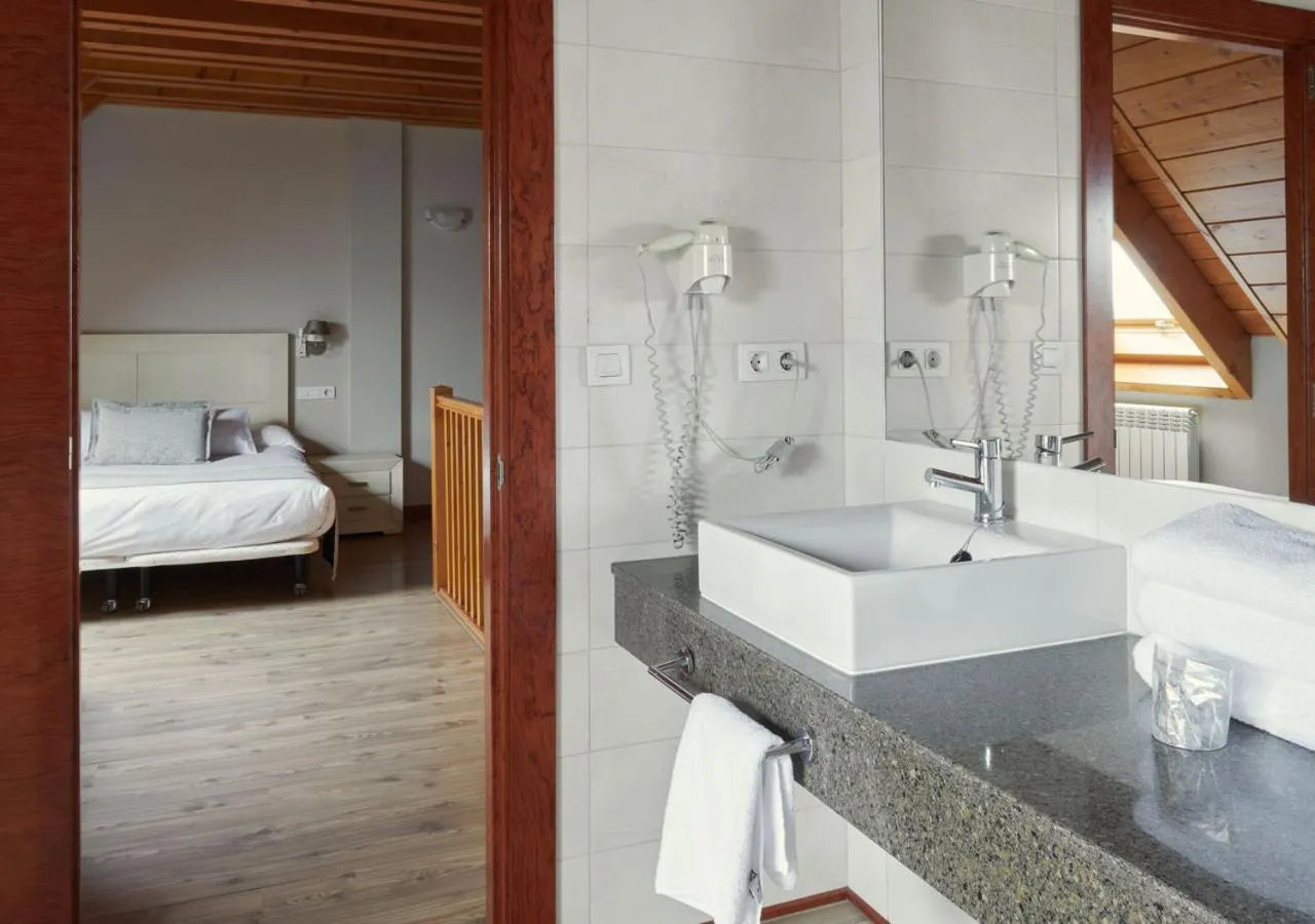 Bathroom, Bed in Apartahotel Tres Quiñones