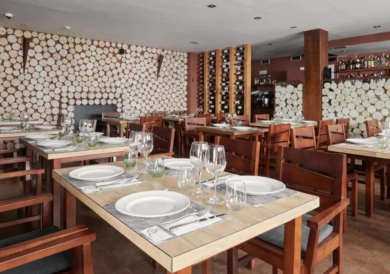 Restaurant/places to eat in Apartahotel Tres Quiñones