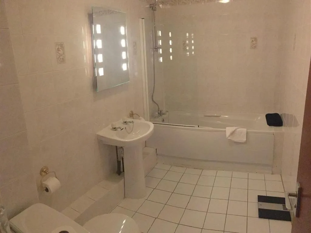 Bathroom in Kings Park Hotel