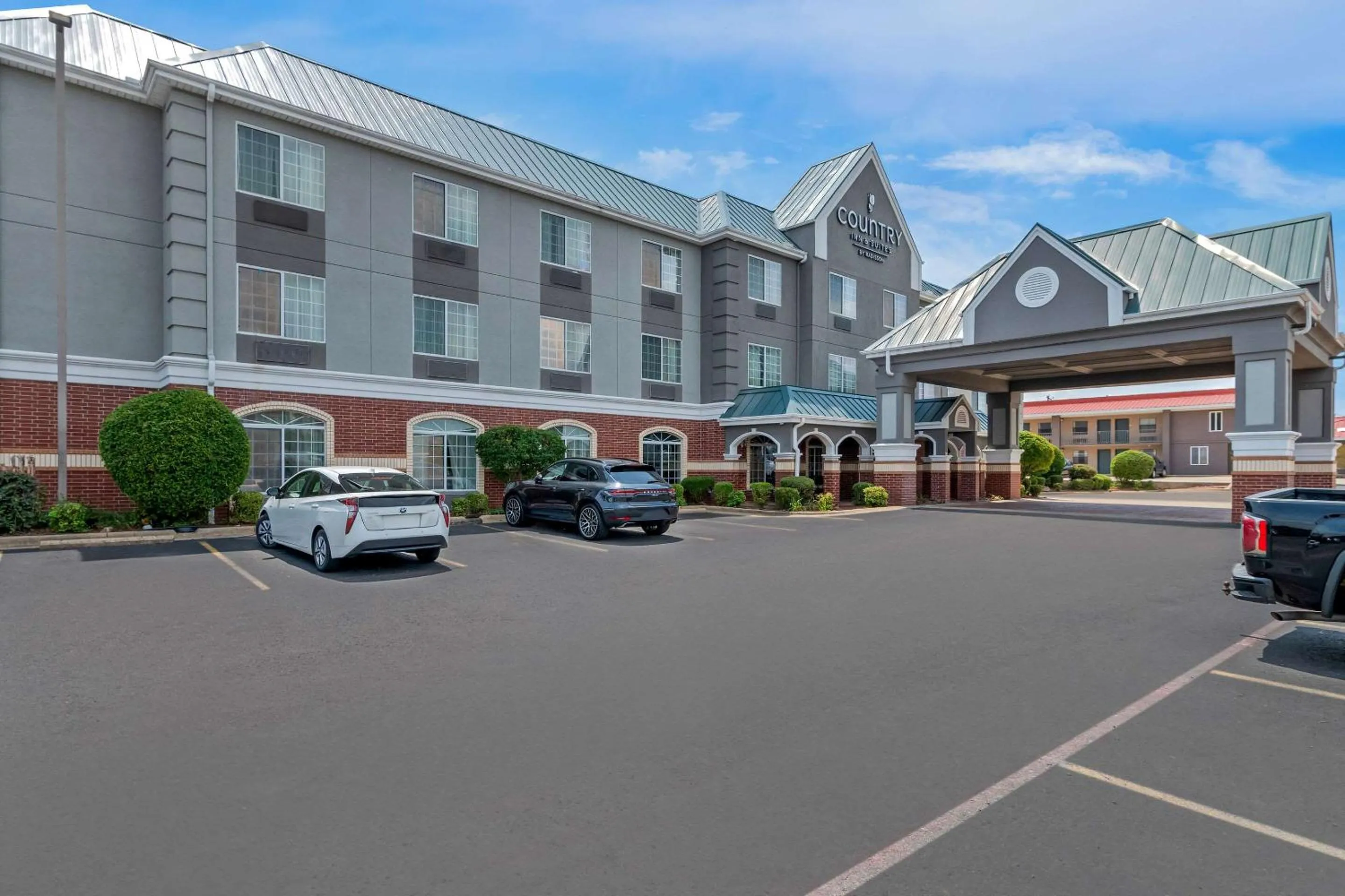 Property building in Country Inn & Suites by Radisson, Hot Springs, AR