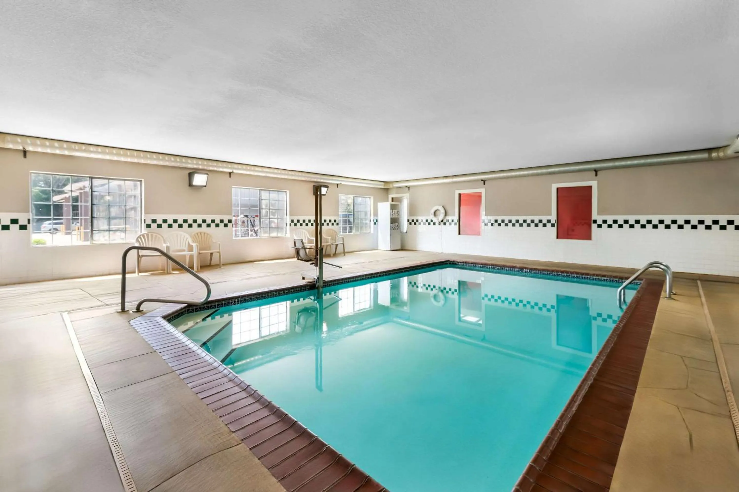 Swimming pool in Country Inn & Suites by Radisson, Hot Springs, AR