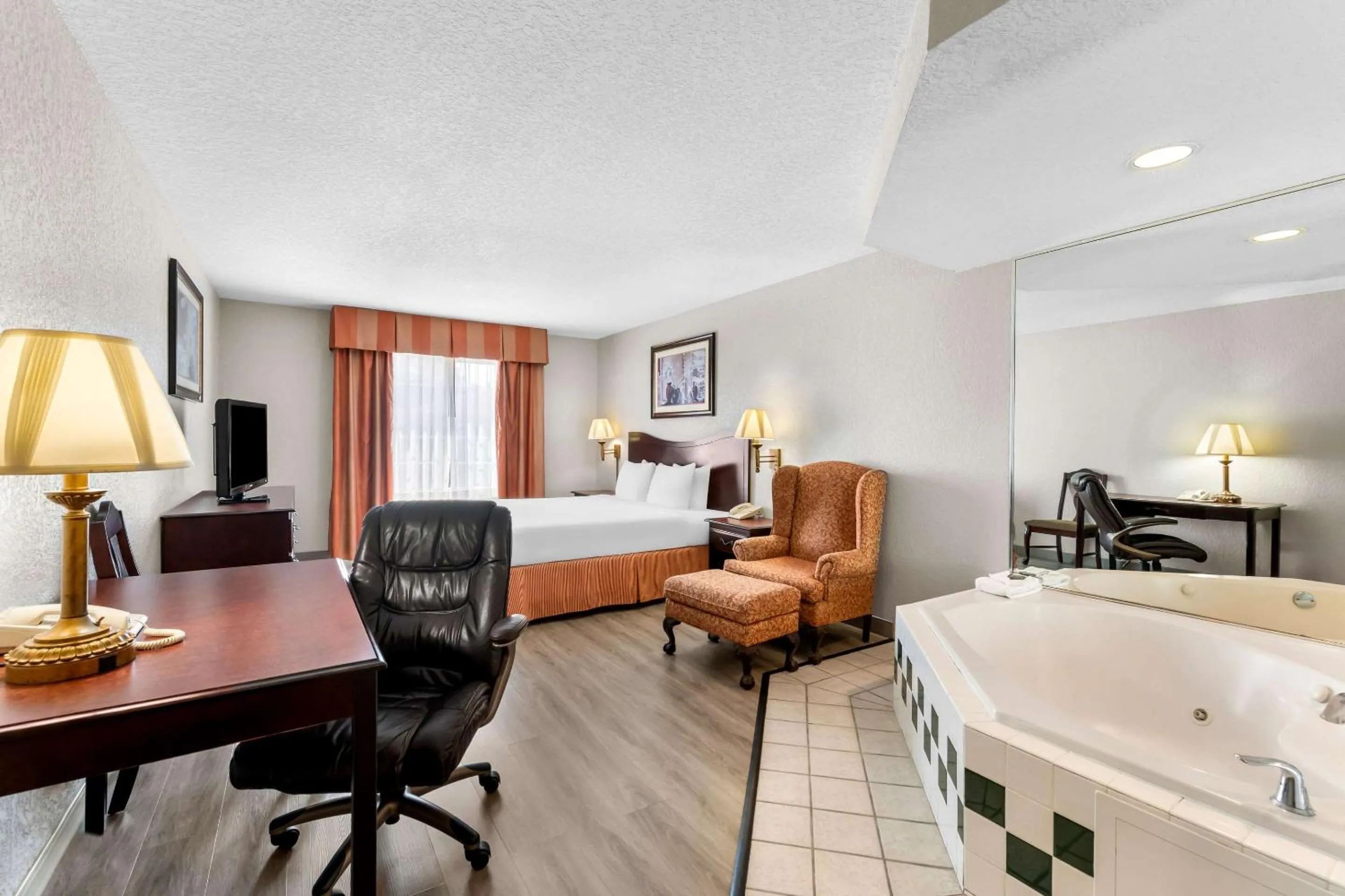 Bedroom in Country Inn & Suites by Radisson, Hot Springs, AR