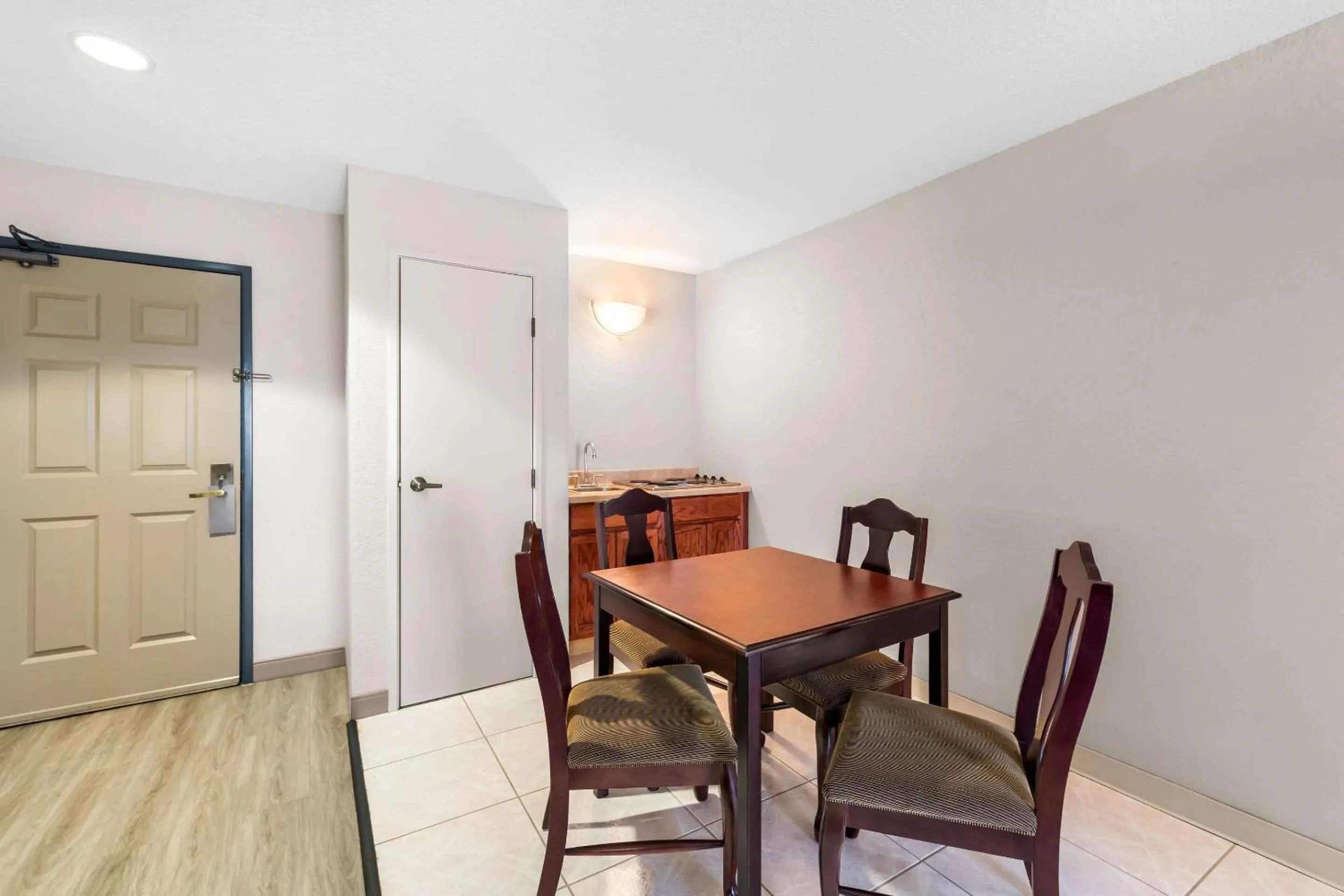 Bedroom in Country Inn & Suites by Radisson, Hot Springs, AR