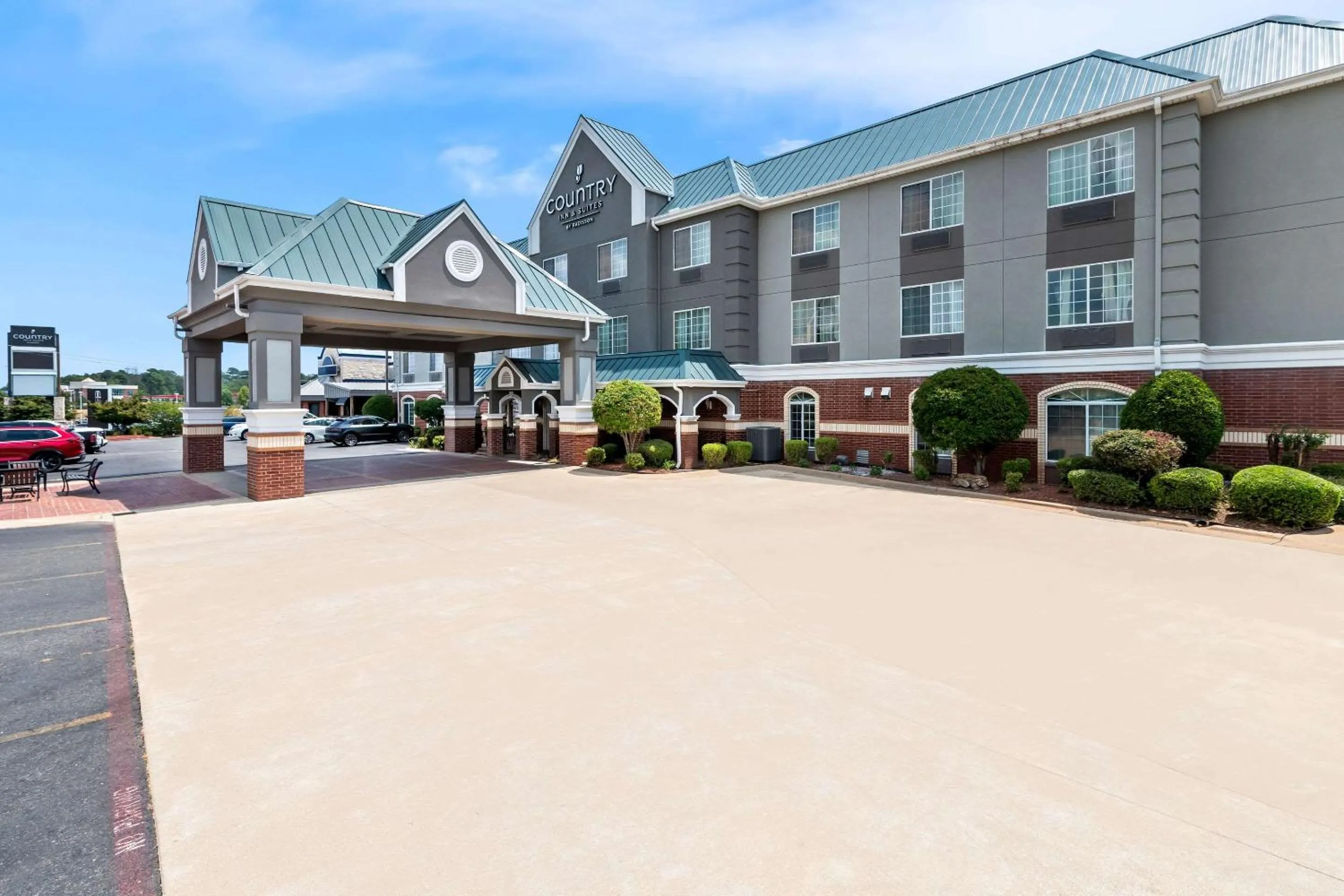 Property building in Country Inn & Suites by Radisson, Hot Springs, AR