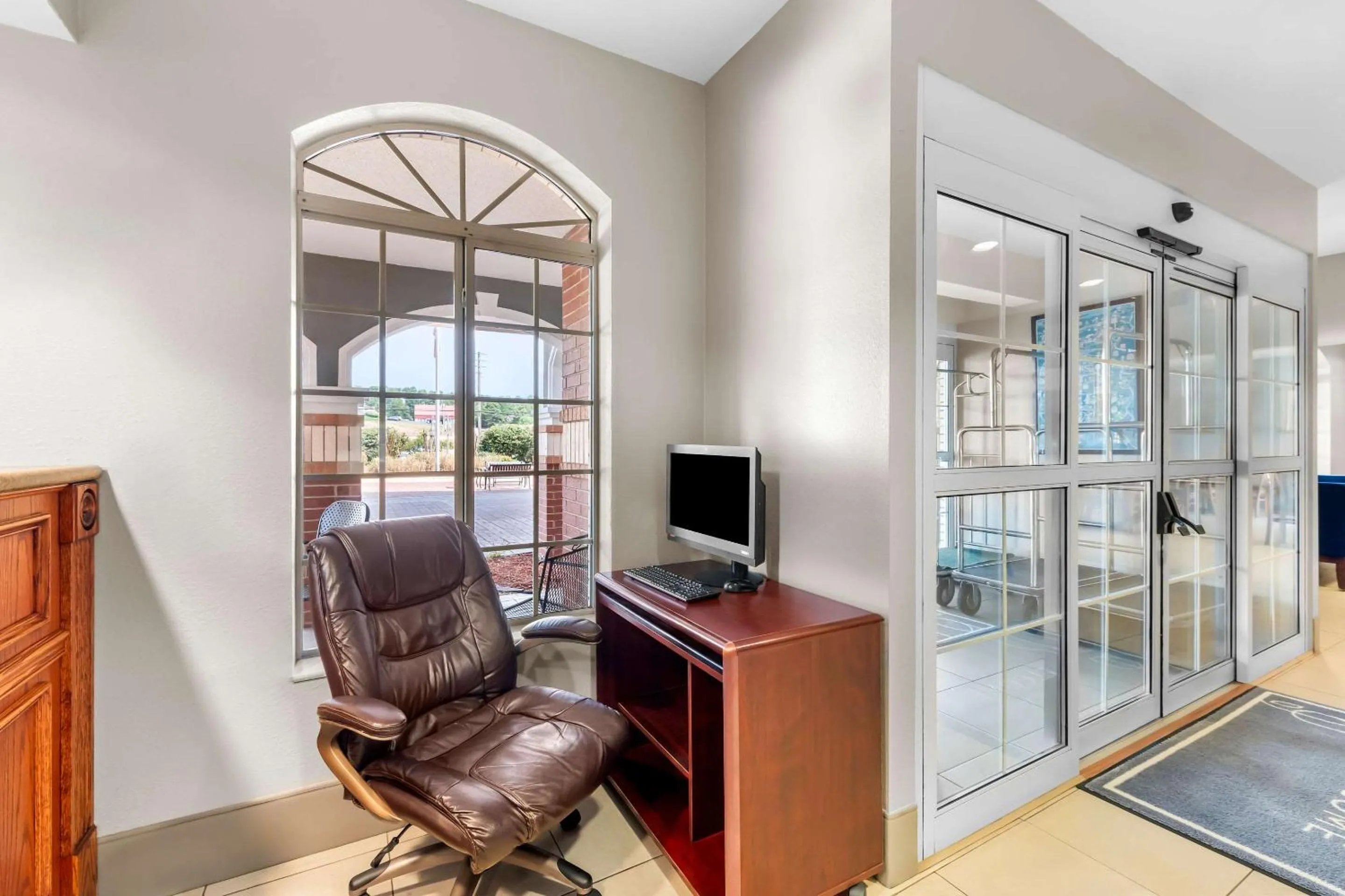 Business facilities in Country Inn & Suites by Radisson, Hot Springs, AR