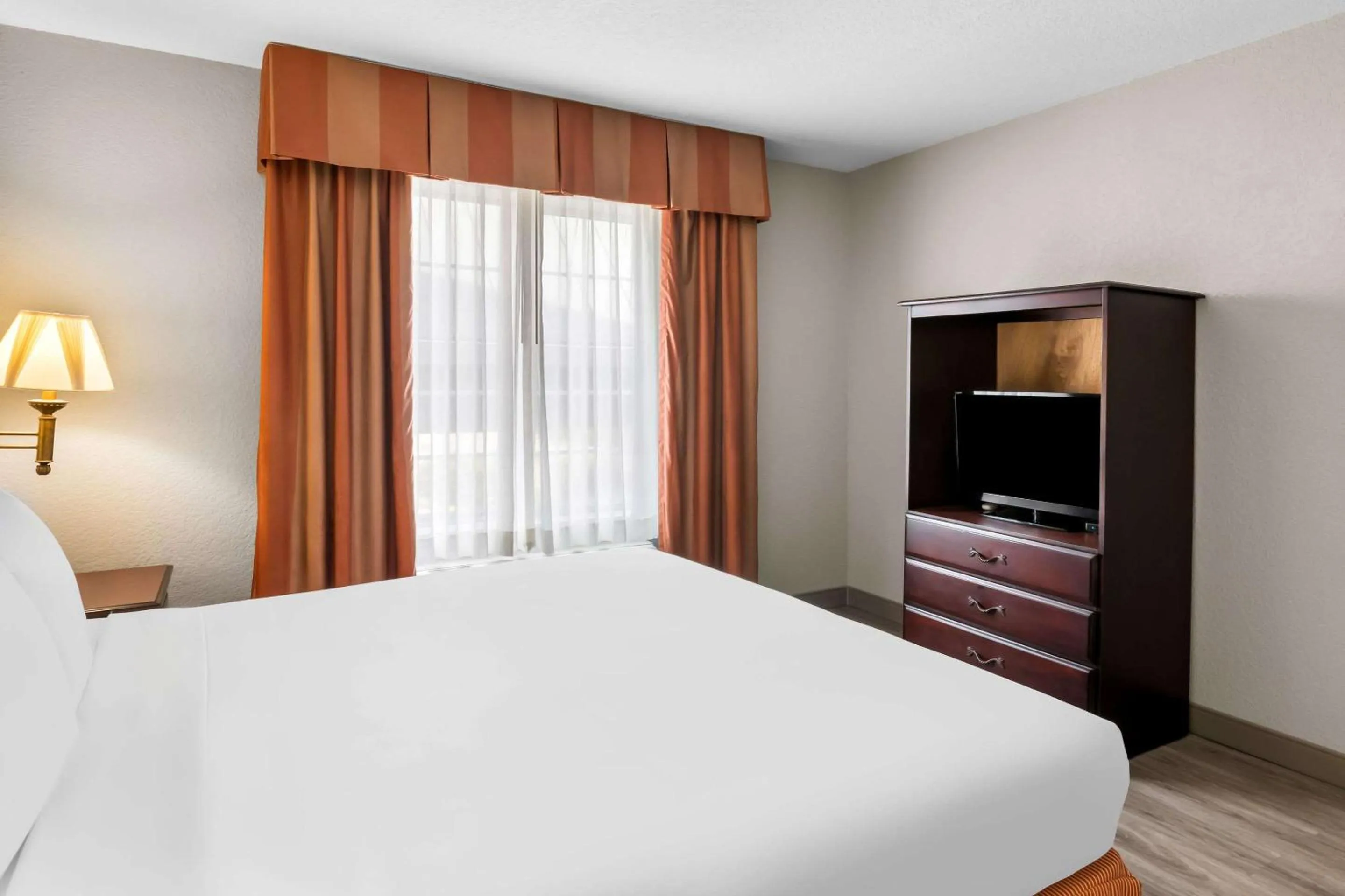 Bedroom, Bed in Country Inn & Suites by Radisson, Hot Springs, AR