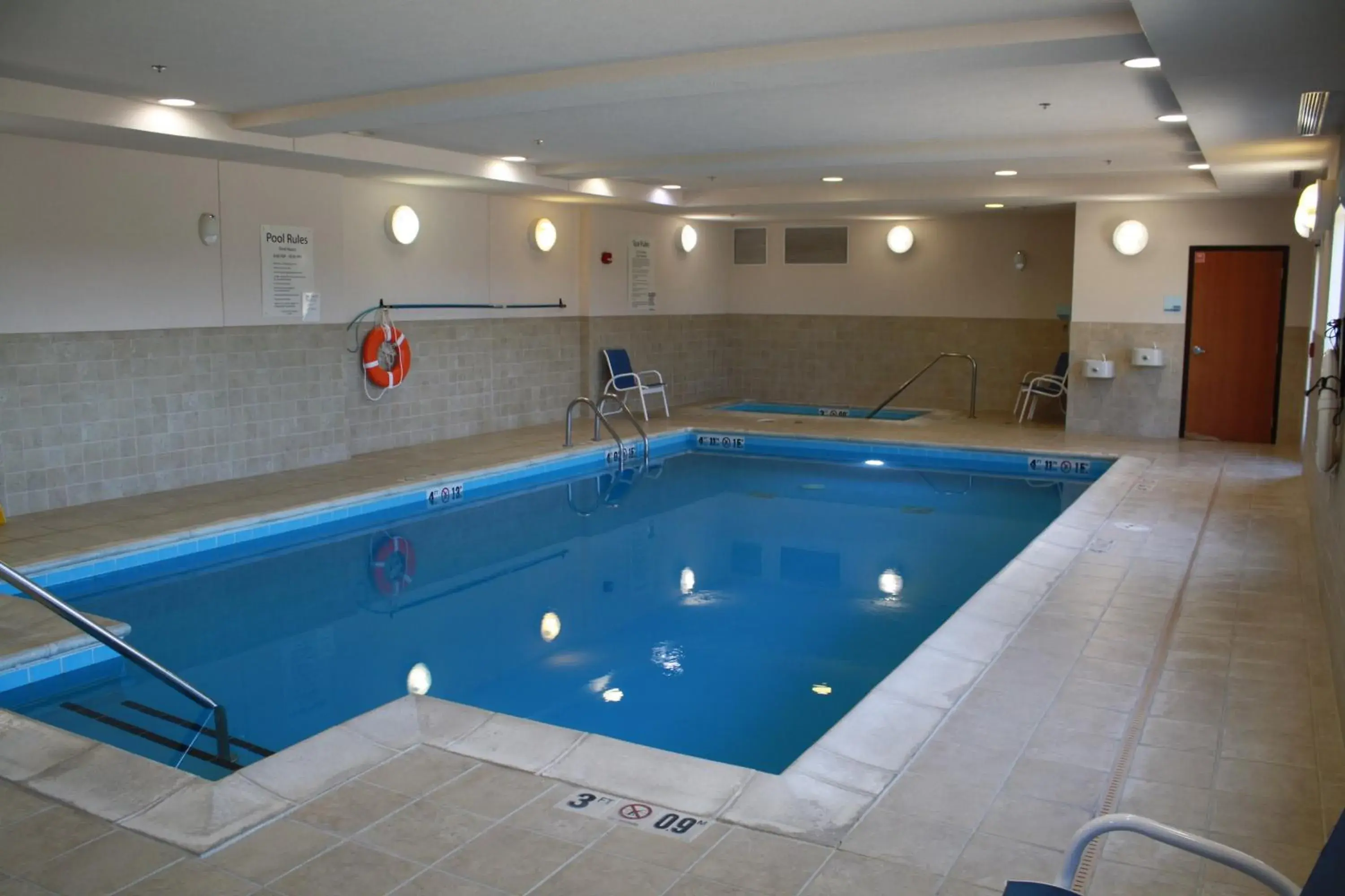 Swimming pool in Holiday Inn Express & Suites Morton Peoria Area by IHG Swimming pool in Holiday Inn Express & Suites Morton Peoria Area by IHG