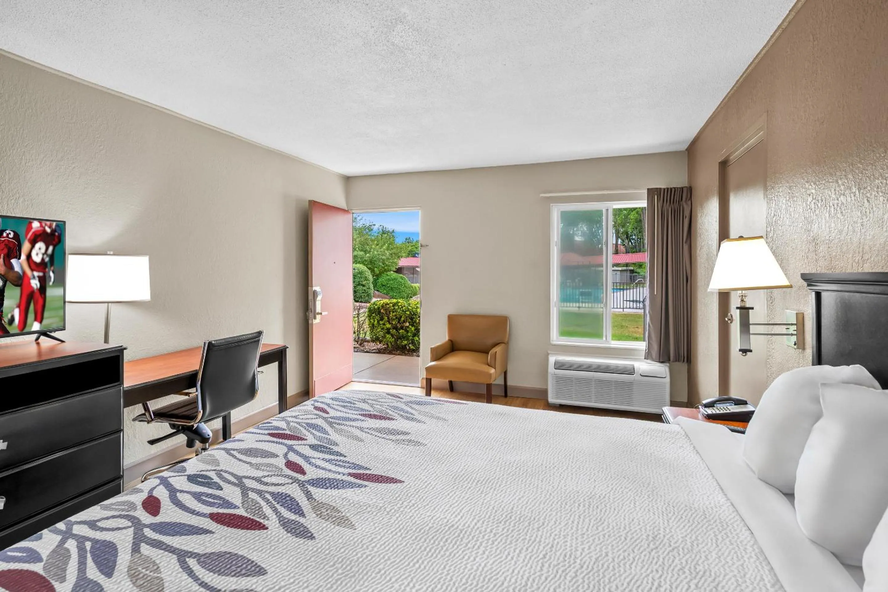 Bedroom, Bed in Red Roof Inn Hot Springs
