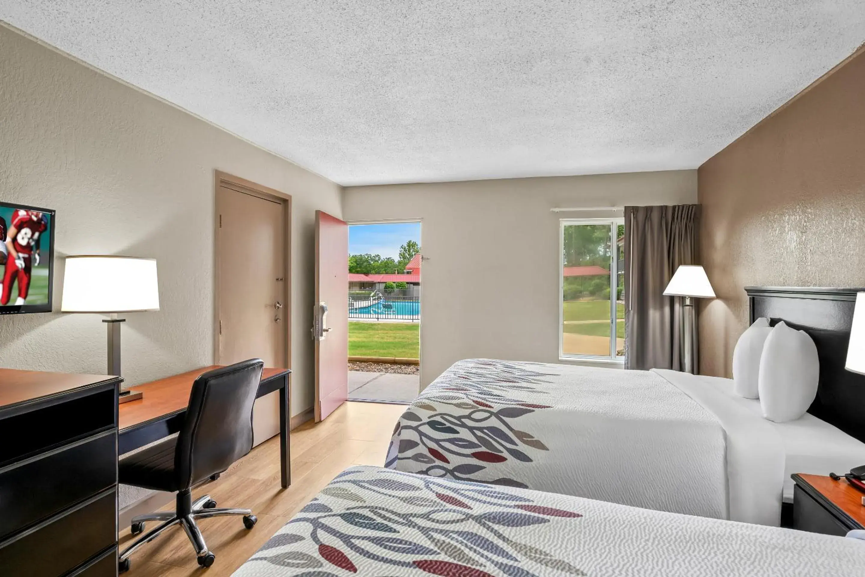 Photo of the whole room, Bed in Red Roof Inn Hot Springs Photo of the whole room, Bed in Red Roof Inn Hot Springs