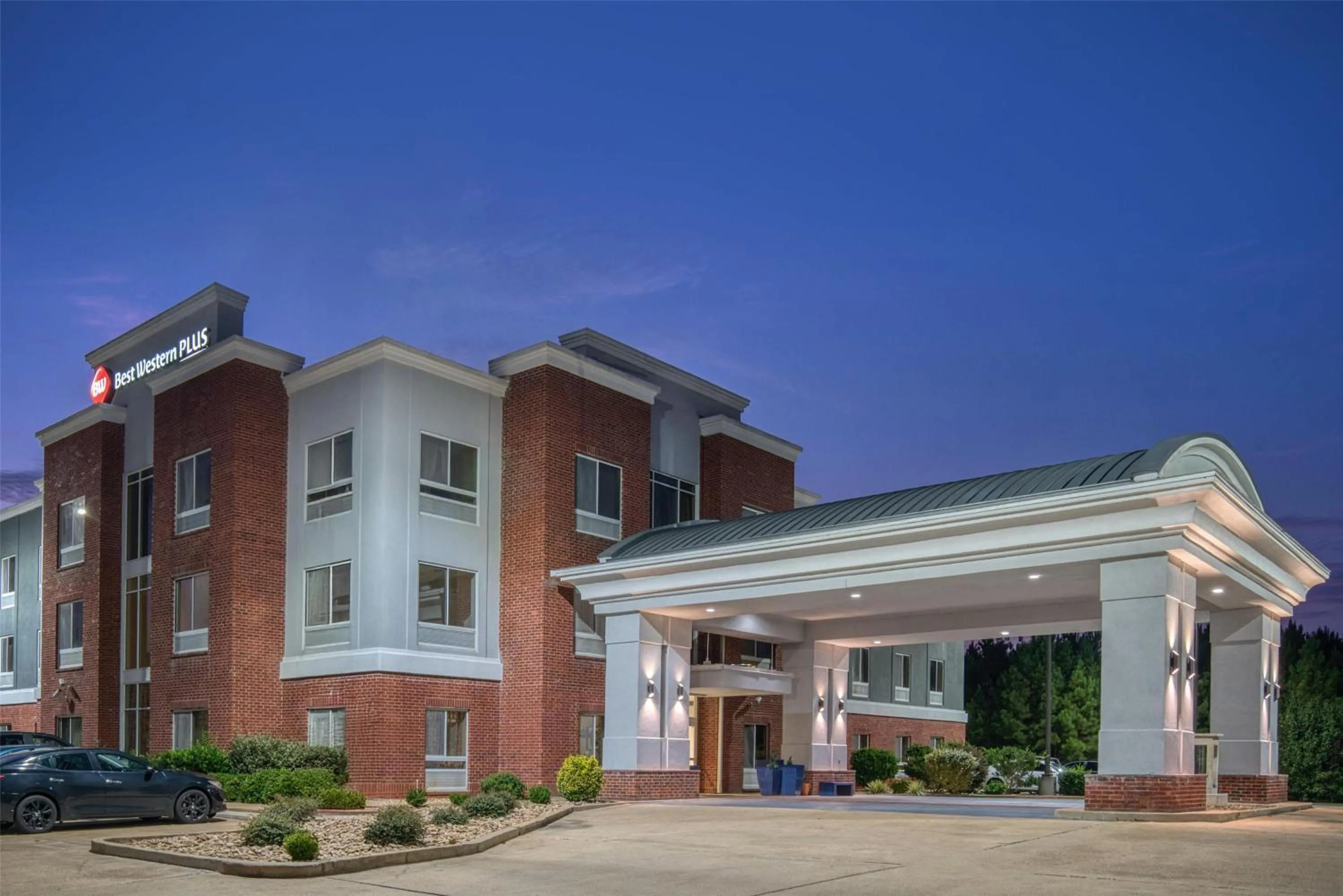 Property building in Best Western Plus Philadelphia-Choctaw Hotel and Suites