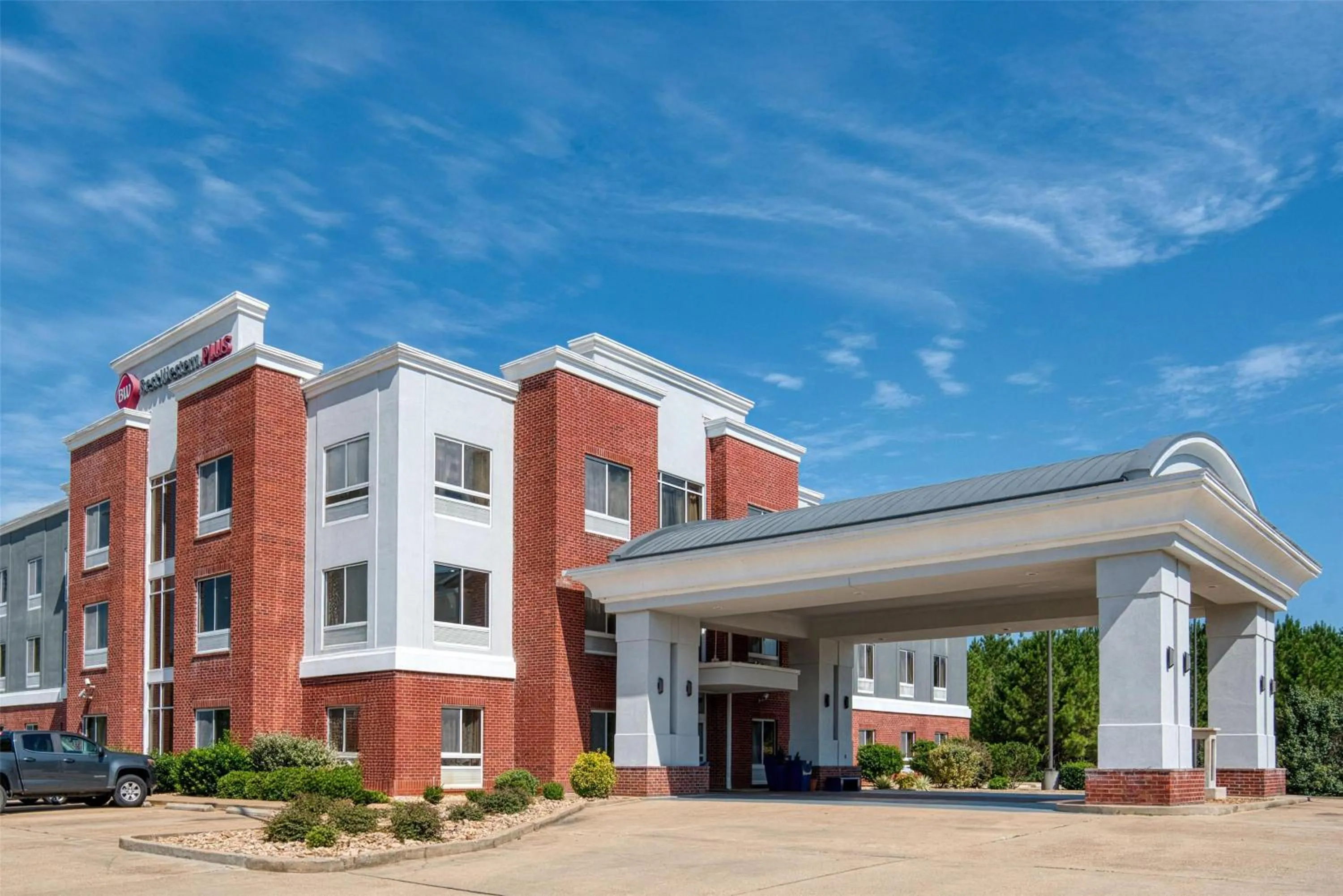 Property building in Best Western Plus Philadelphia-Choctaw Hotel and Suites