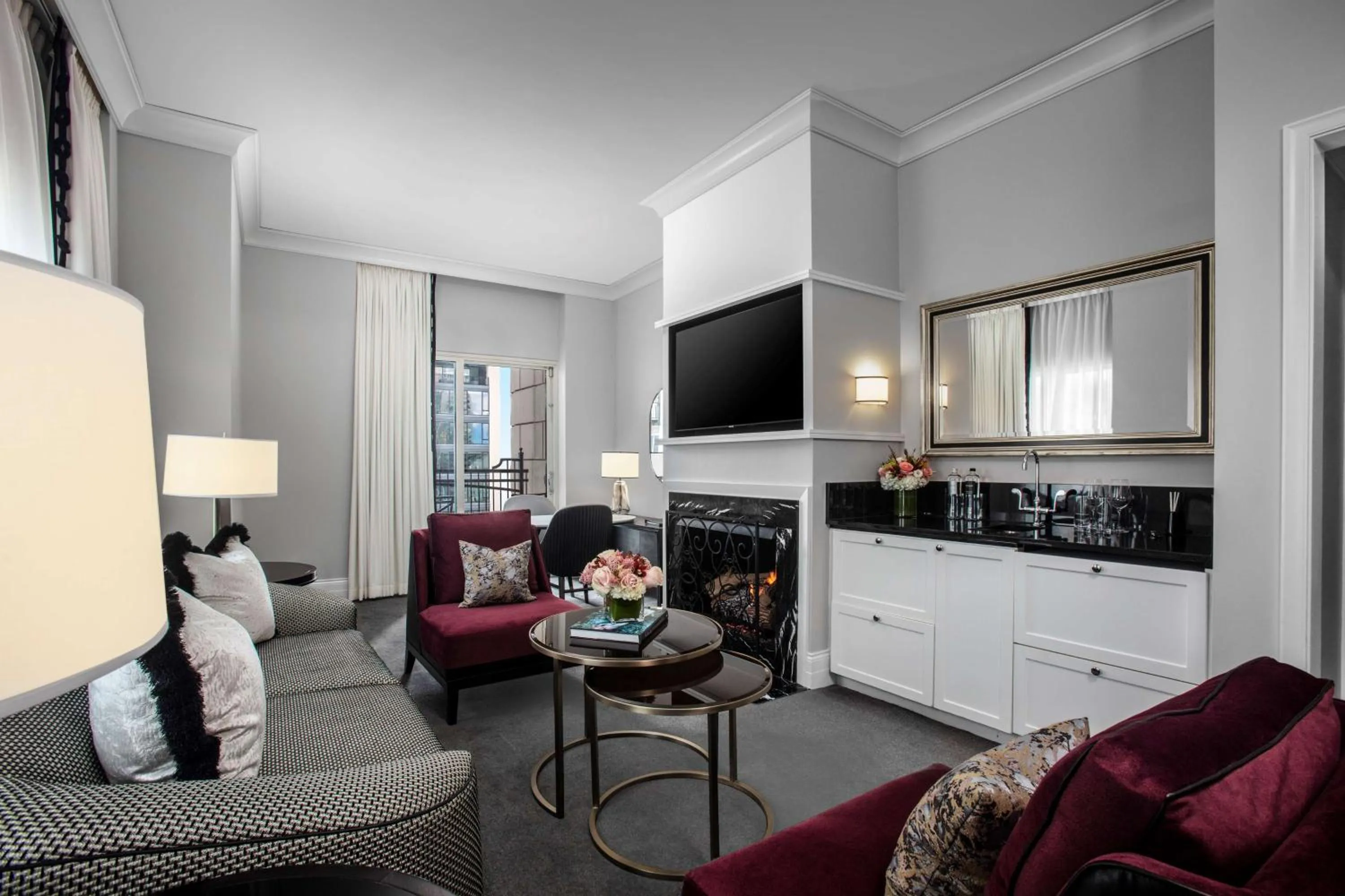 Living room in Waldorf Astoria Chicago