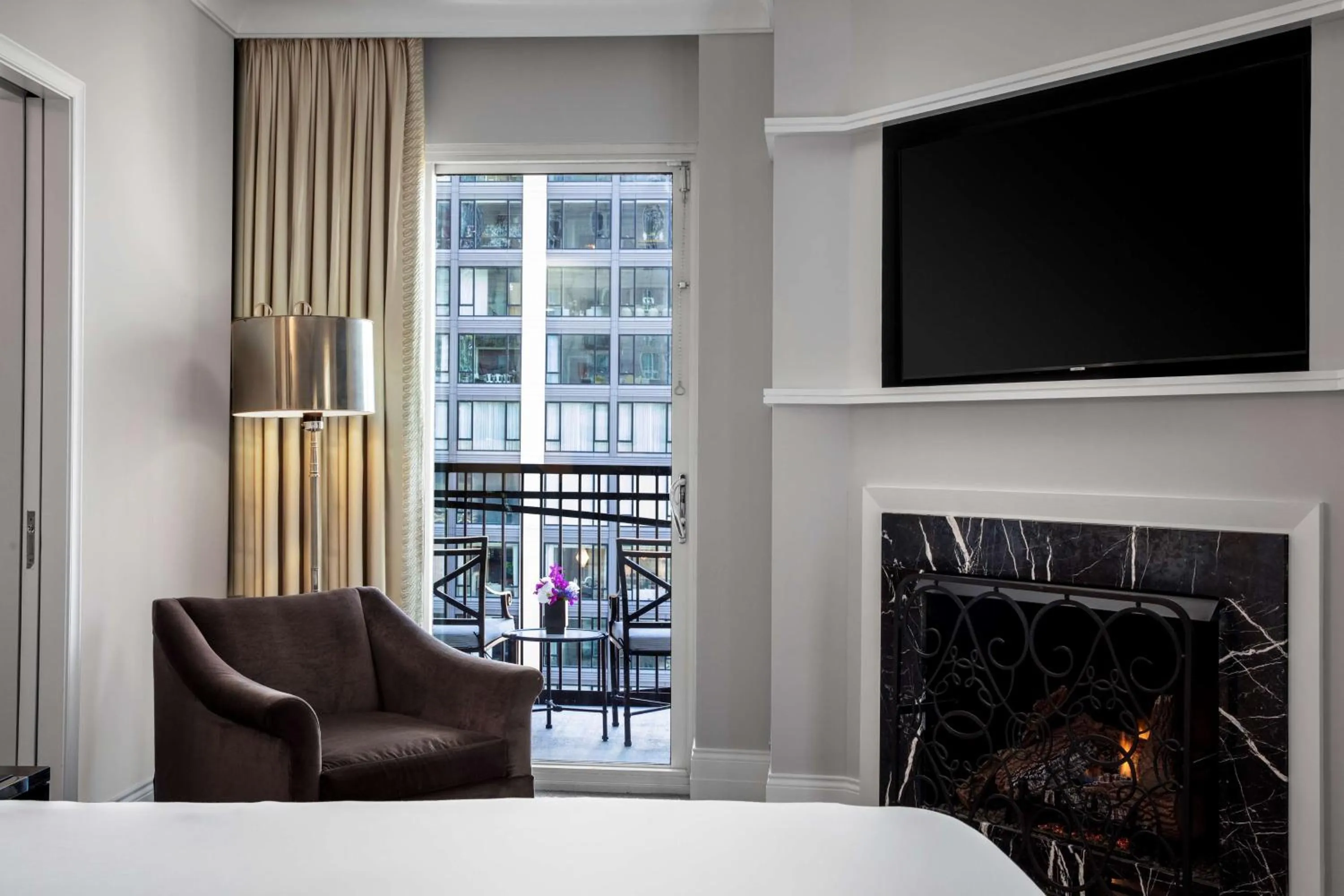 Living room, Bed in Waldorf Astoria Chicago