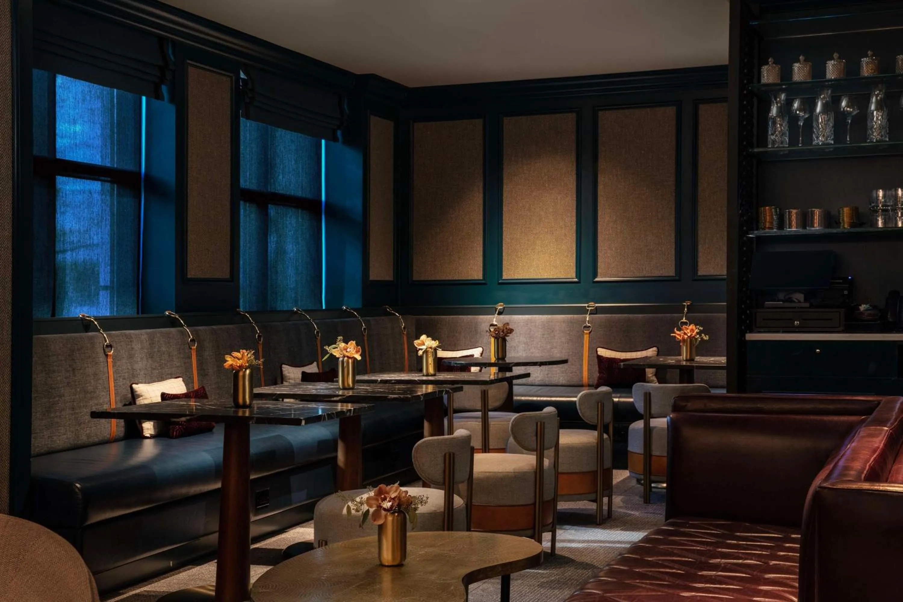 Lounge or bar in Waldorf Astoria Chicago