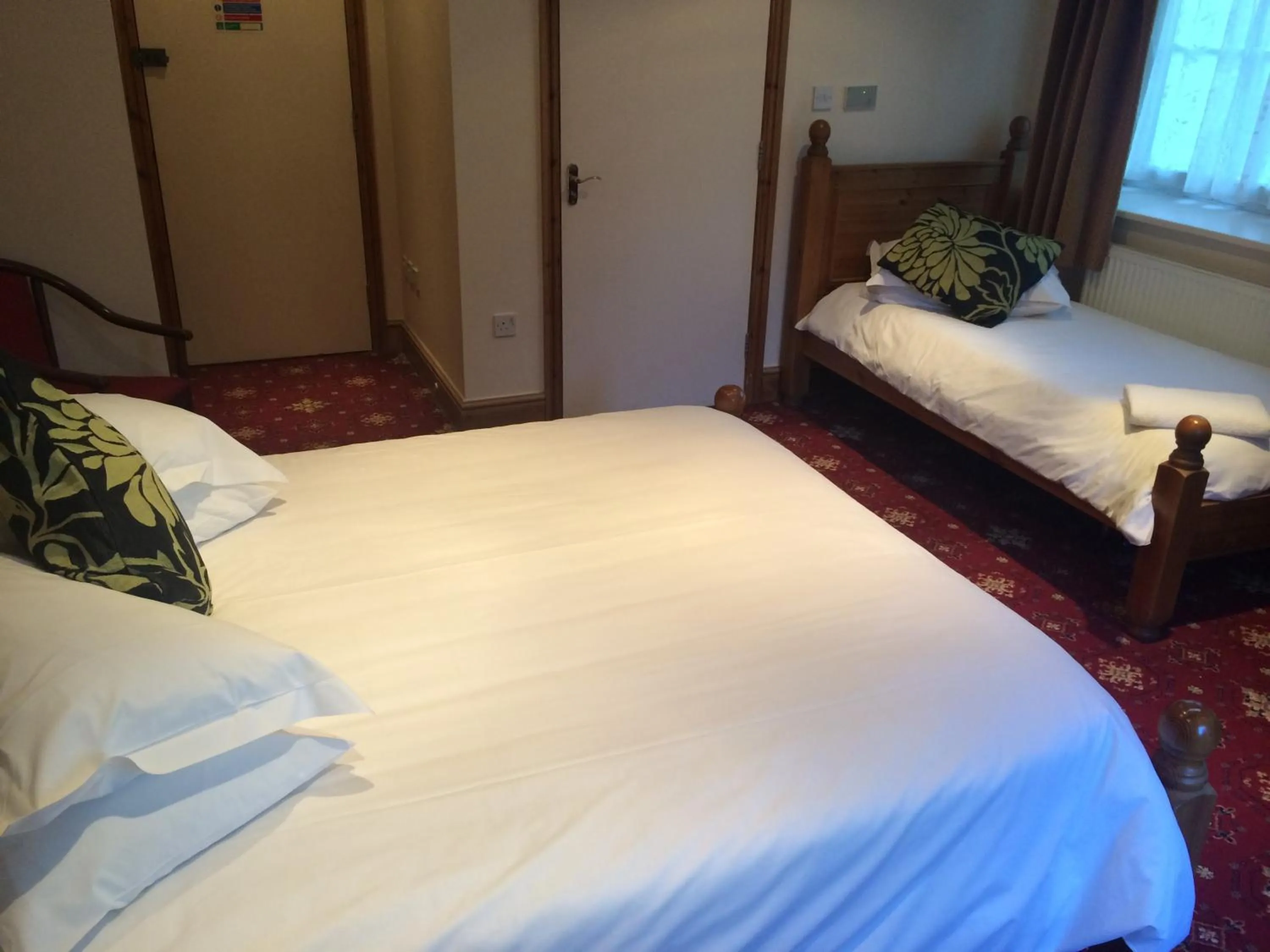 Bathroom, Bed in Hunters Lodge Inn