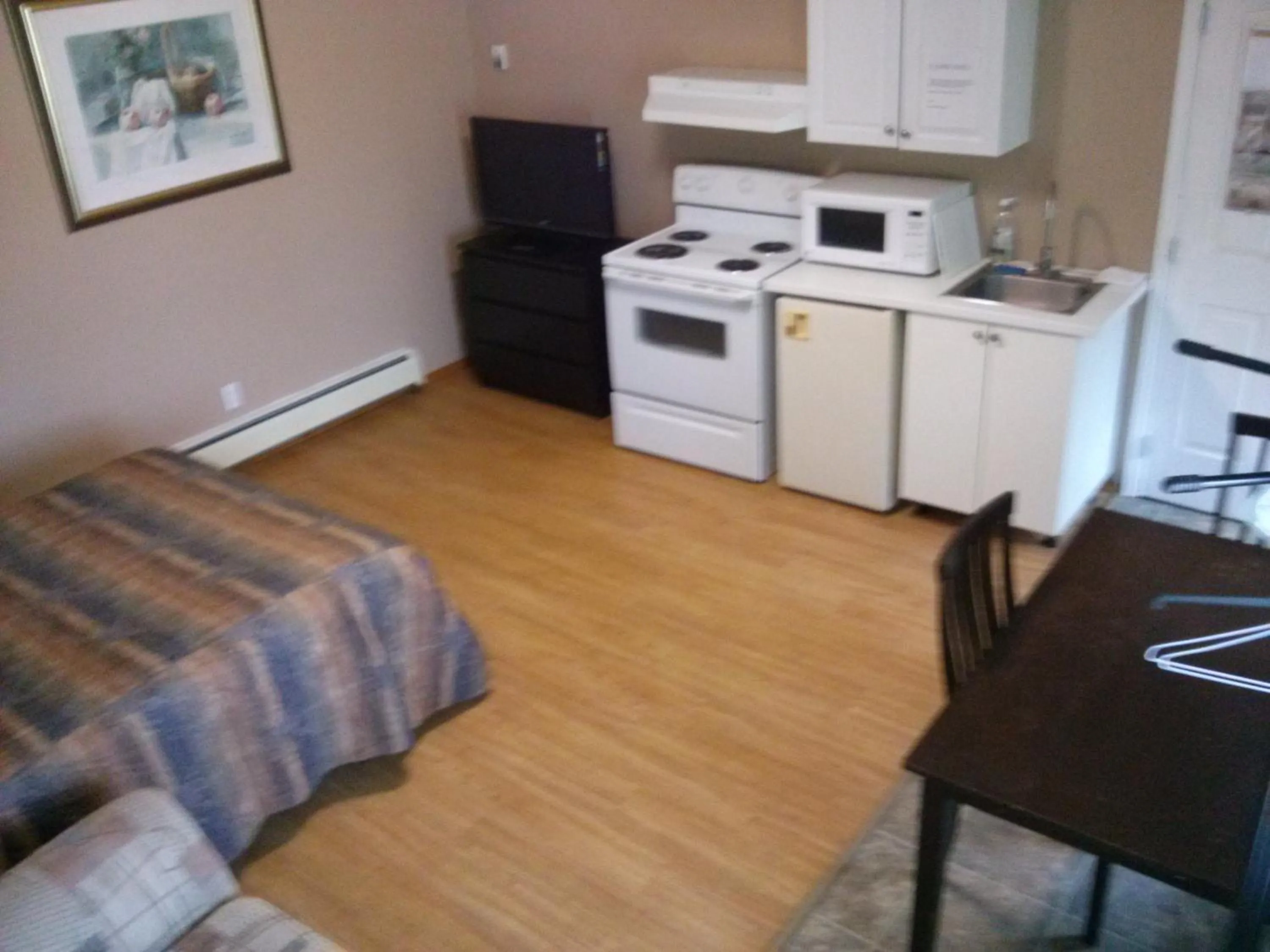Kitchen or kitchenette in Moosomin Motel