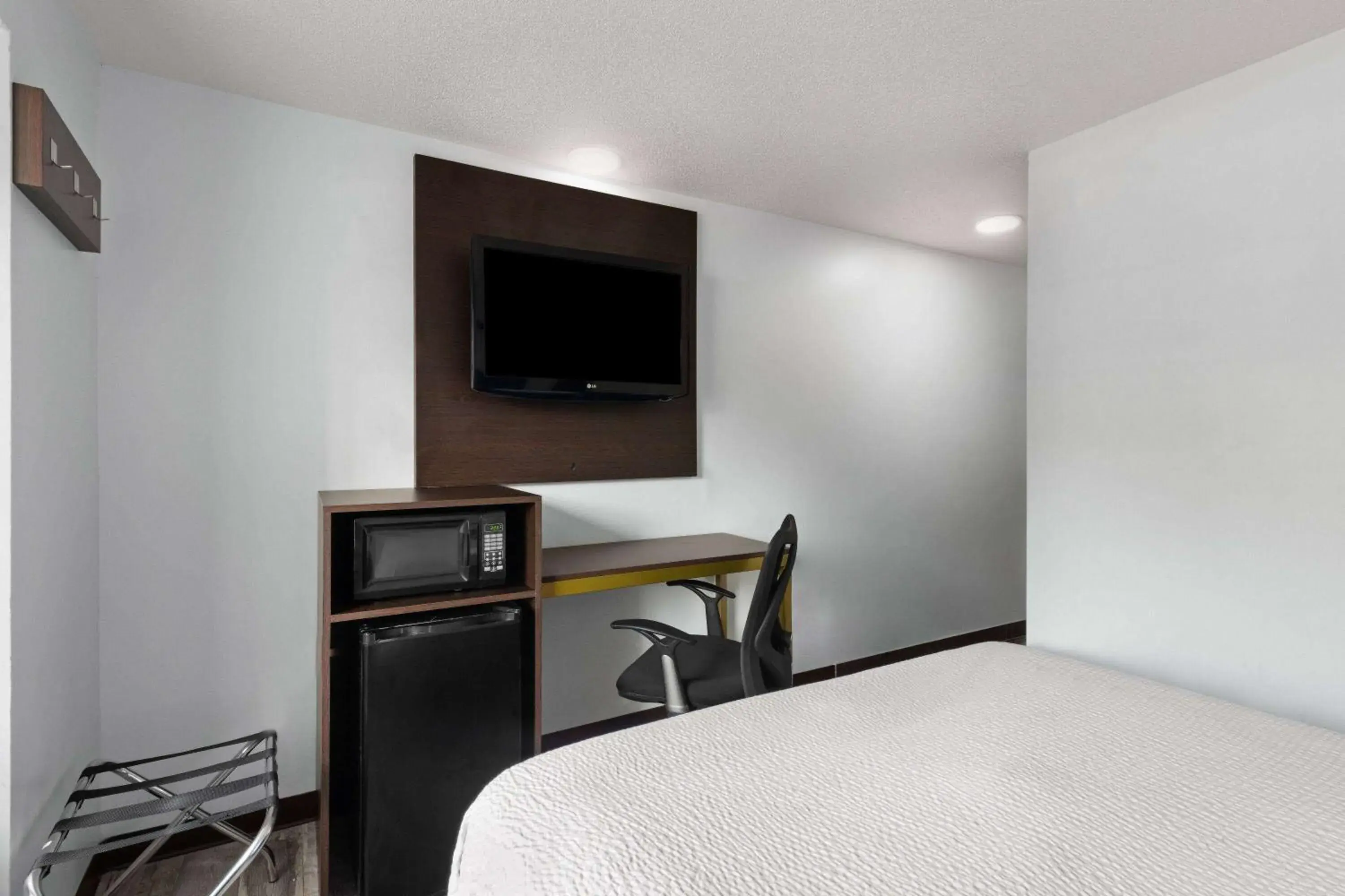 Photo of the whole room, Bed in Super 8 by Wyndham Harbison/Parkridge Hospital Photo of the whole room, Bed in Super 8 by Wyndham Harbison/Parkridge Hospital