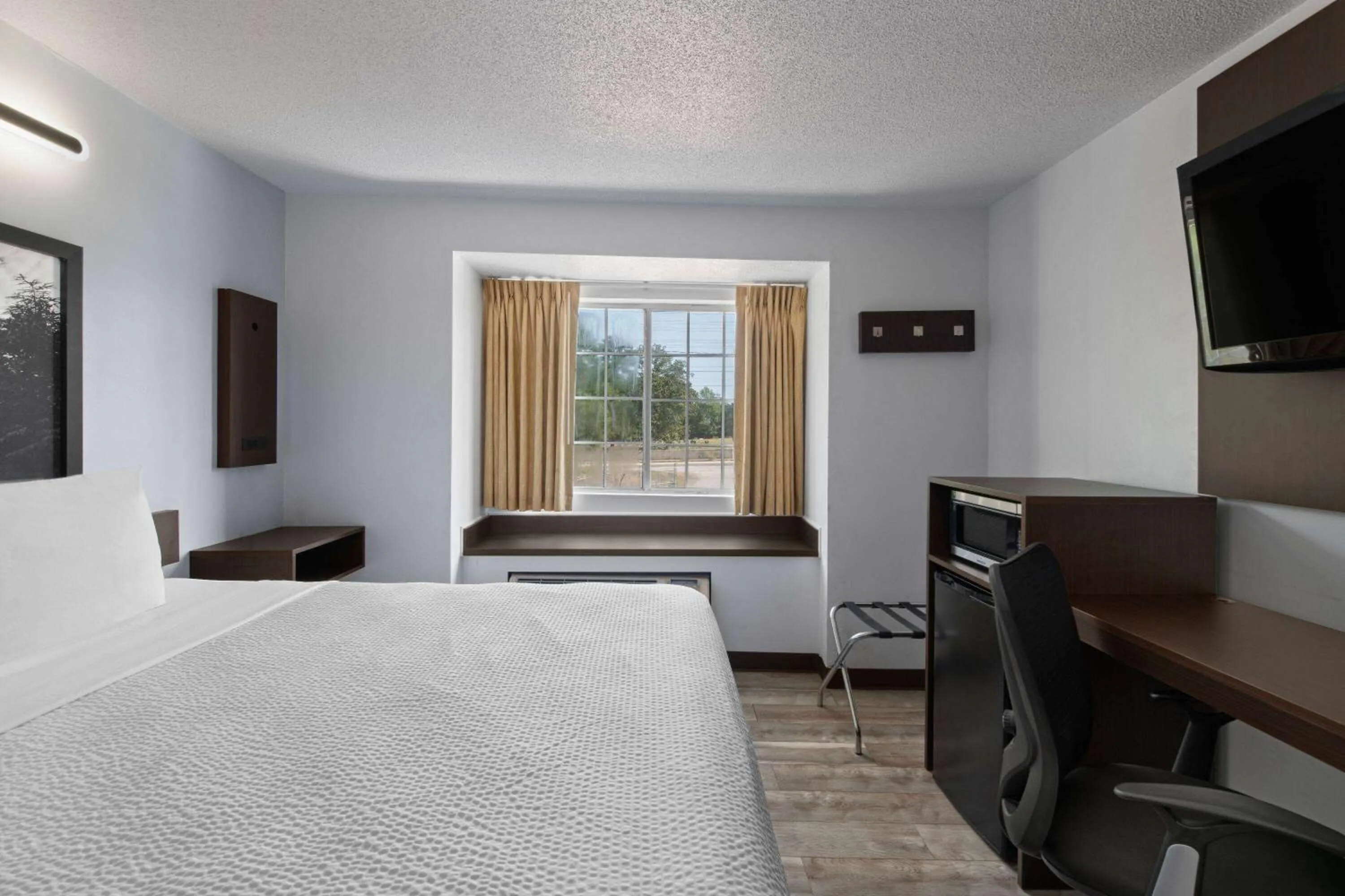 Photo of the whole room, Bed in Super 8 by Wyndham Harbison/Parkridge Hospital