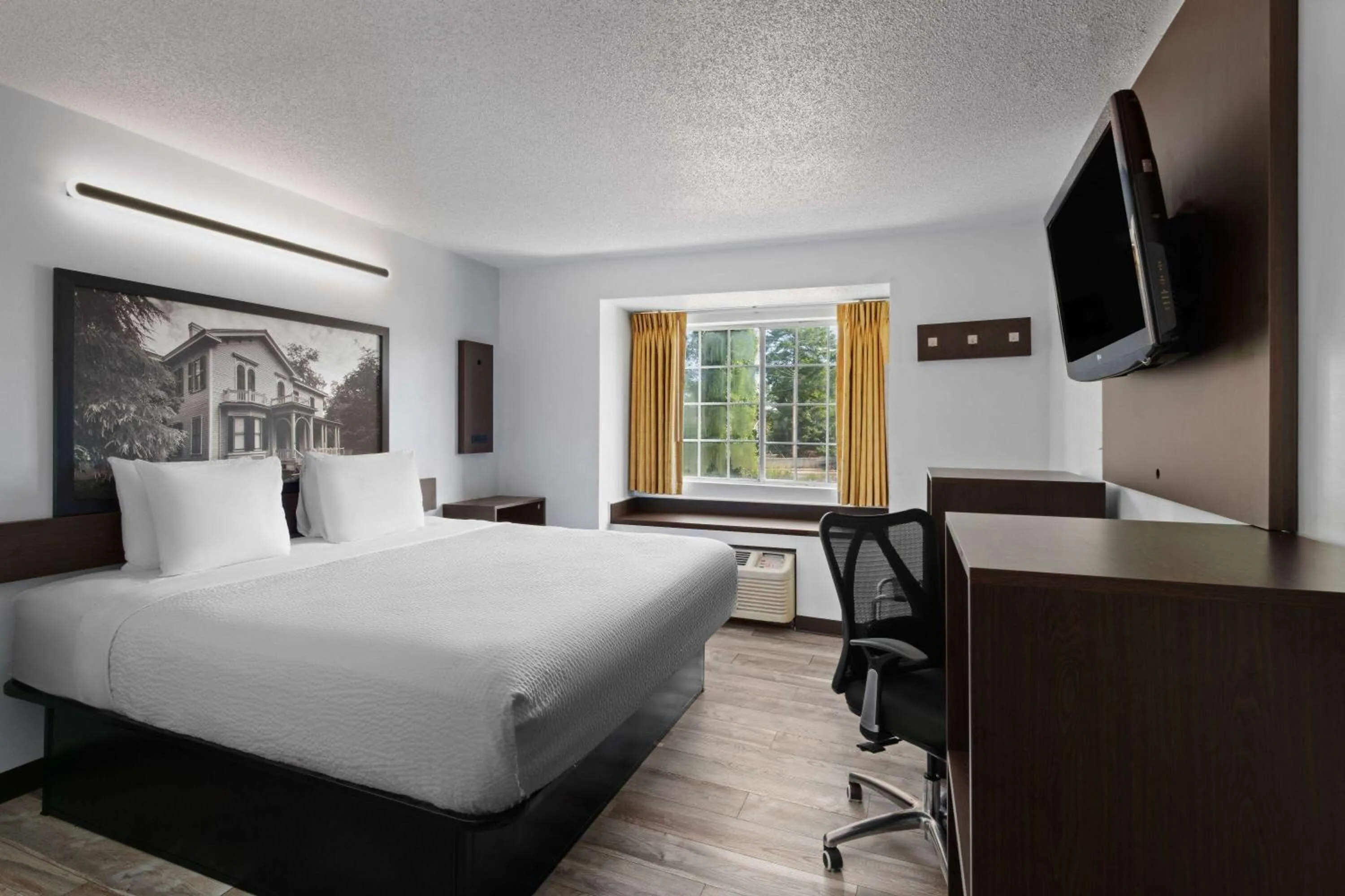 Photo of the whole room, Bed in Super 8 by Wyndham Harbison/Parkridge Hospital