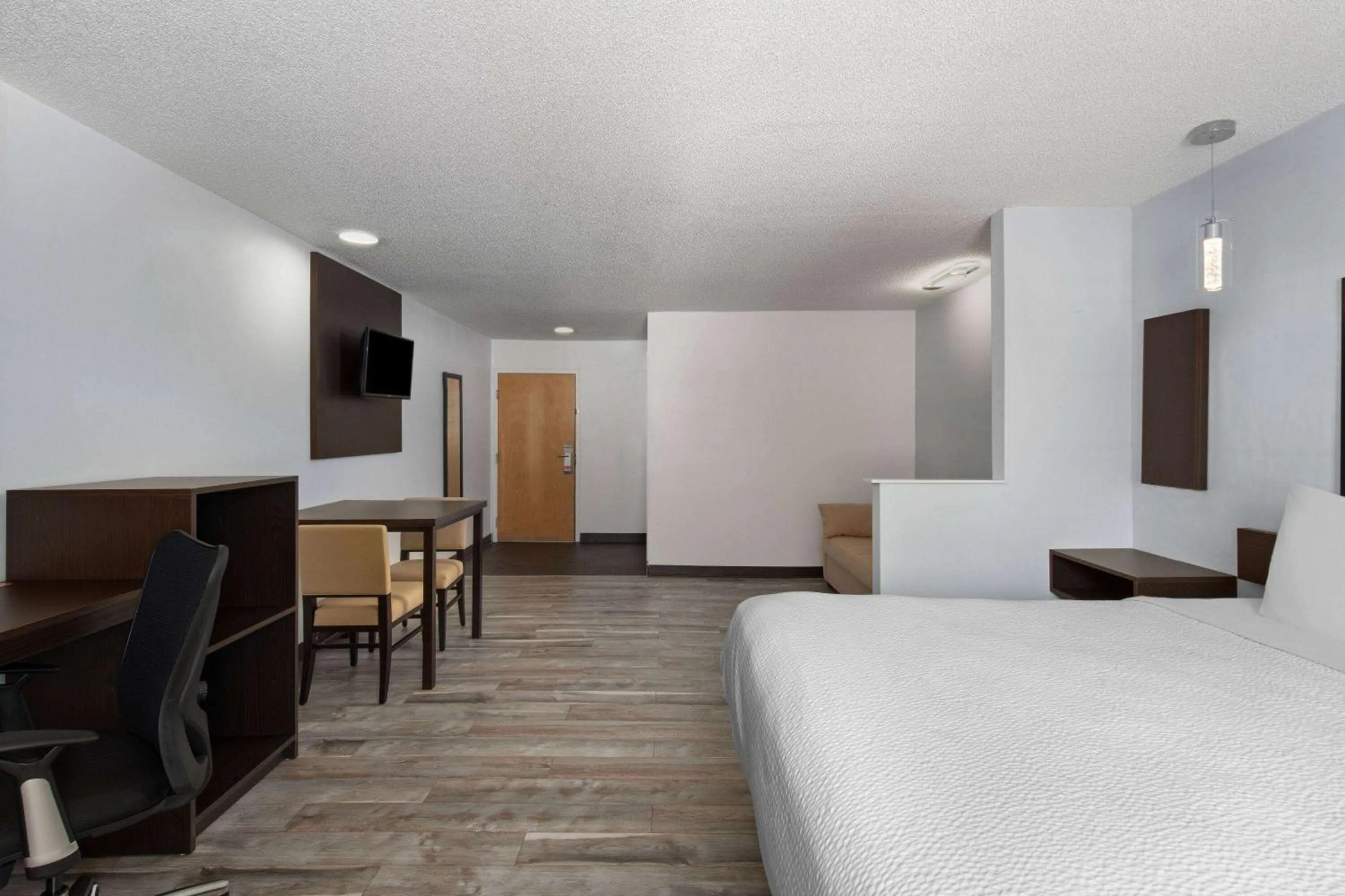 Photo of the whole room, Bed in Super 8 by Wyndham Harbison/Parkridge Hospital