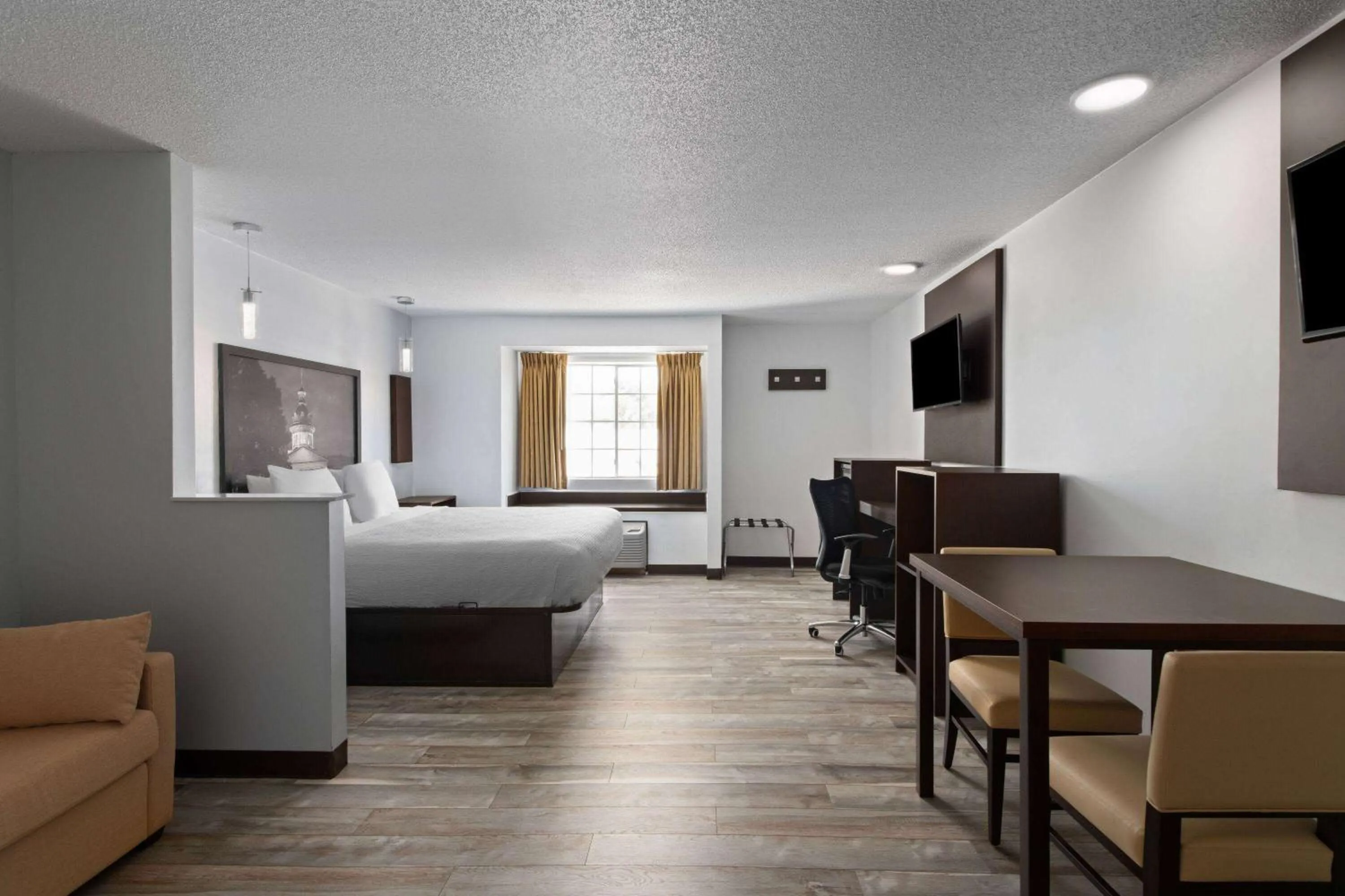 Photo of the whole room, Bed in Super 8 by Wyndham Harbison/Parkridge Hospital