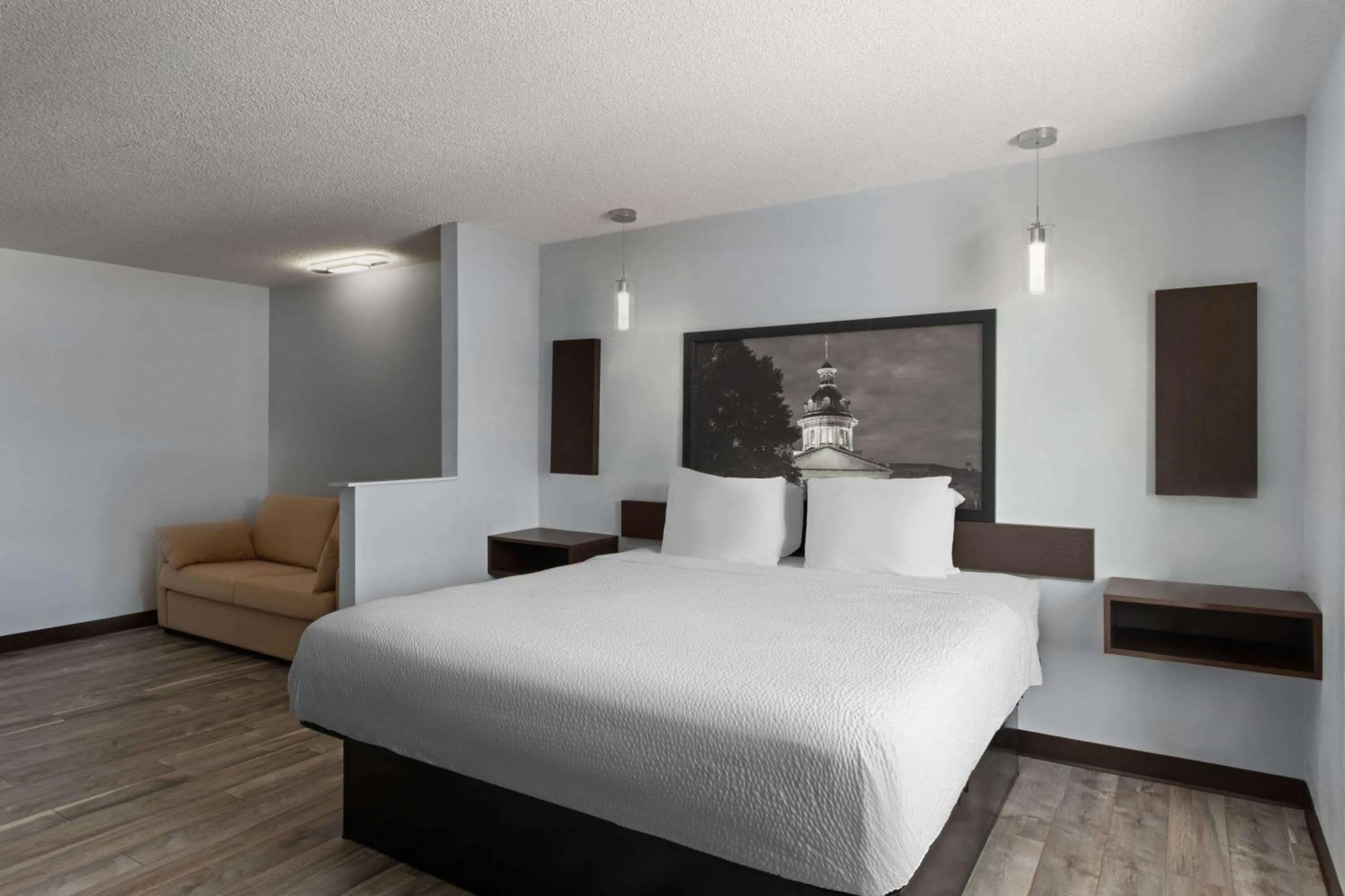 Photo of the whole room, Bed in Super 8 by Wyndham Harbison/Parkridge Hospital