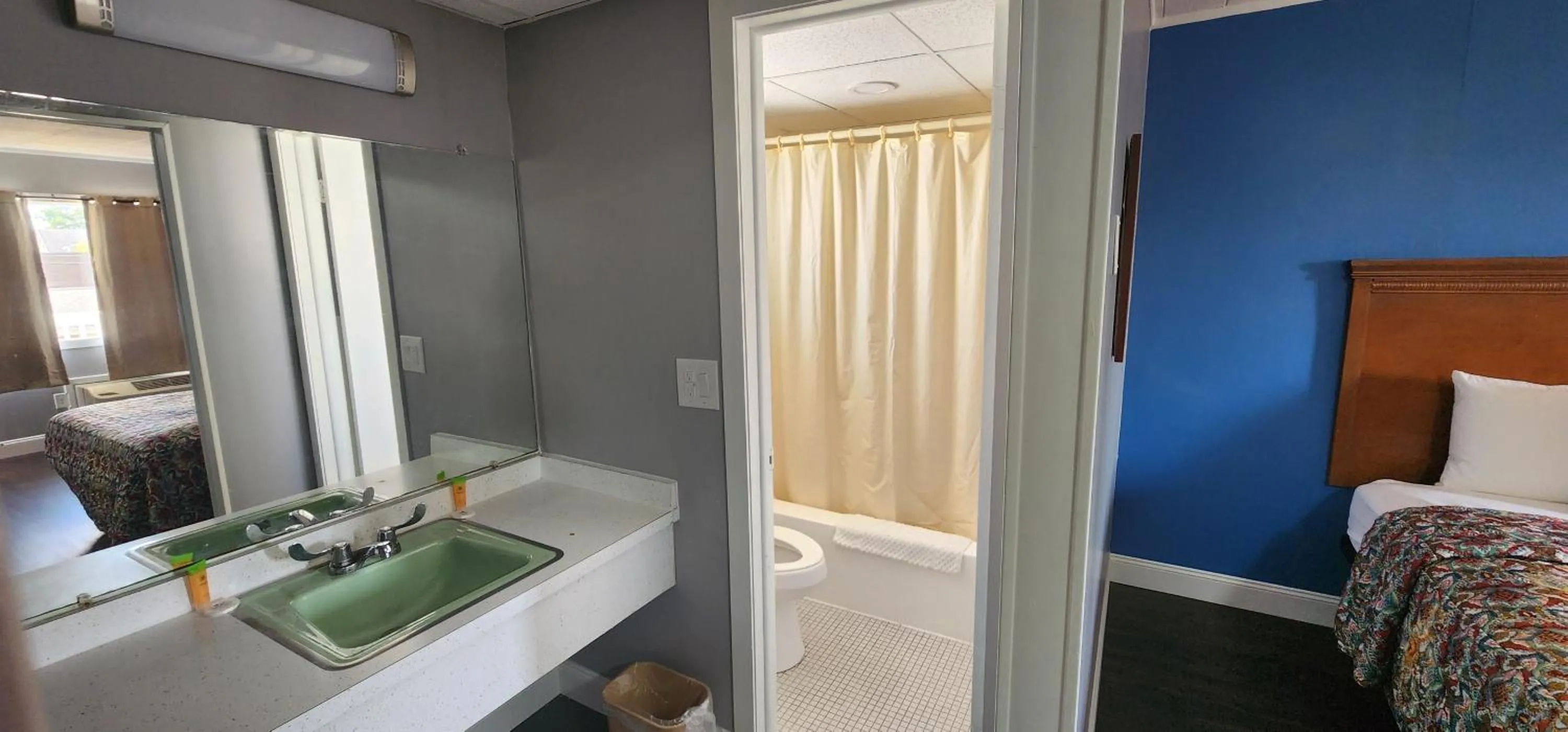 Bathroom, Bed in Budget Inn Horseheads