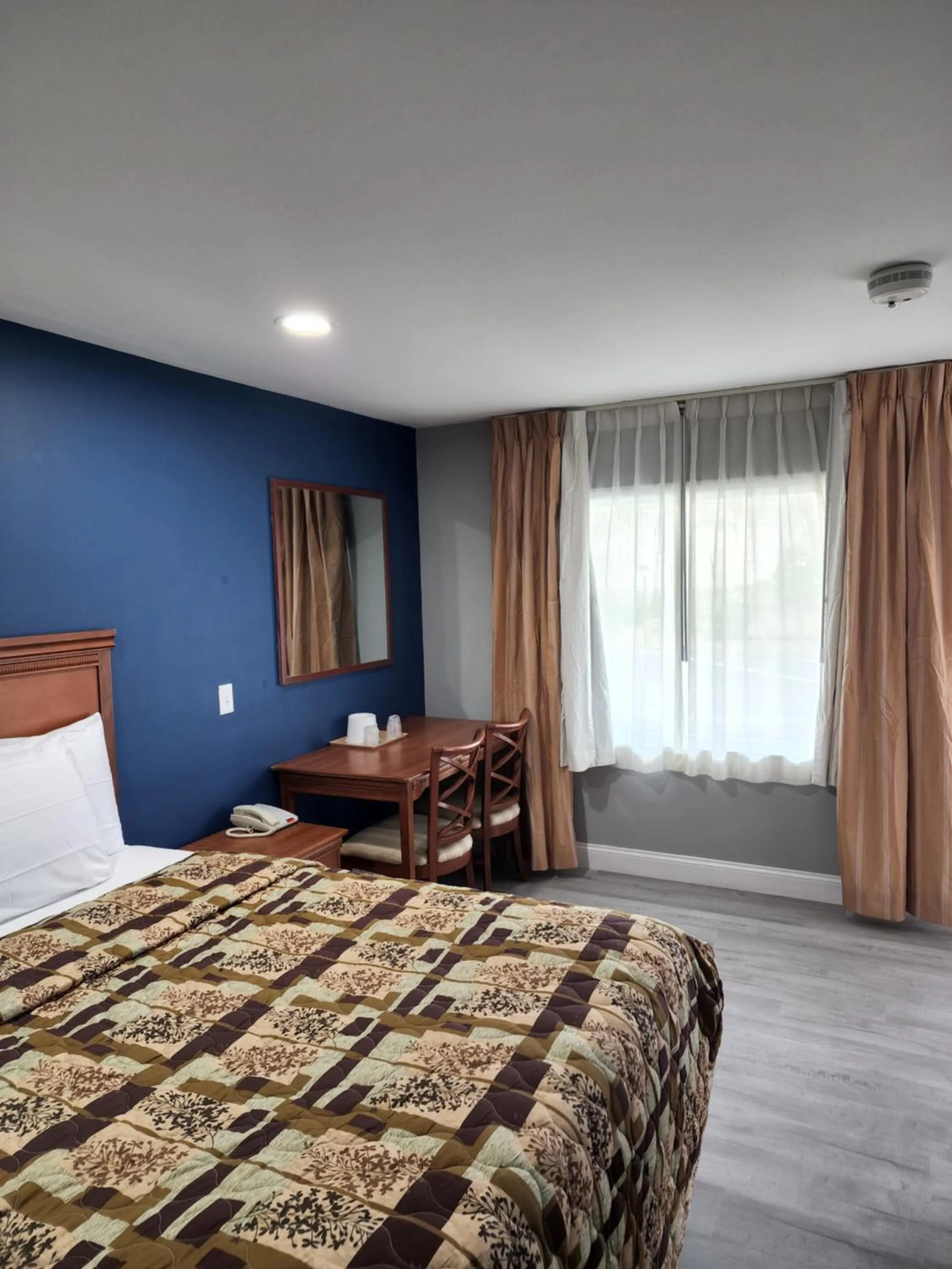 Guests, Bed in Budget Inn Horseheads