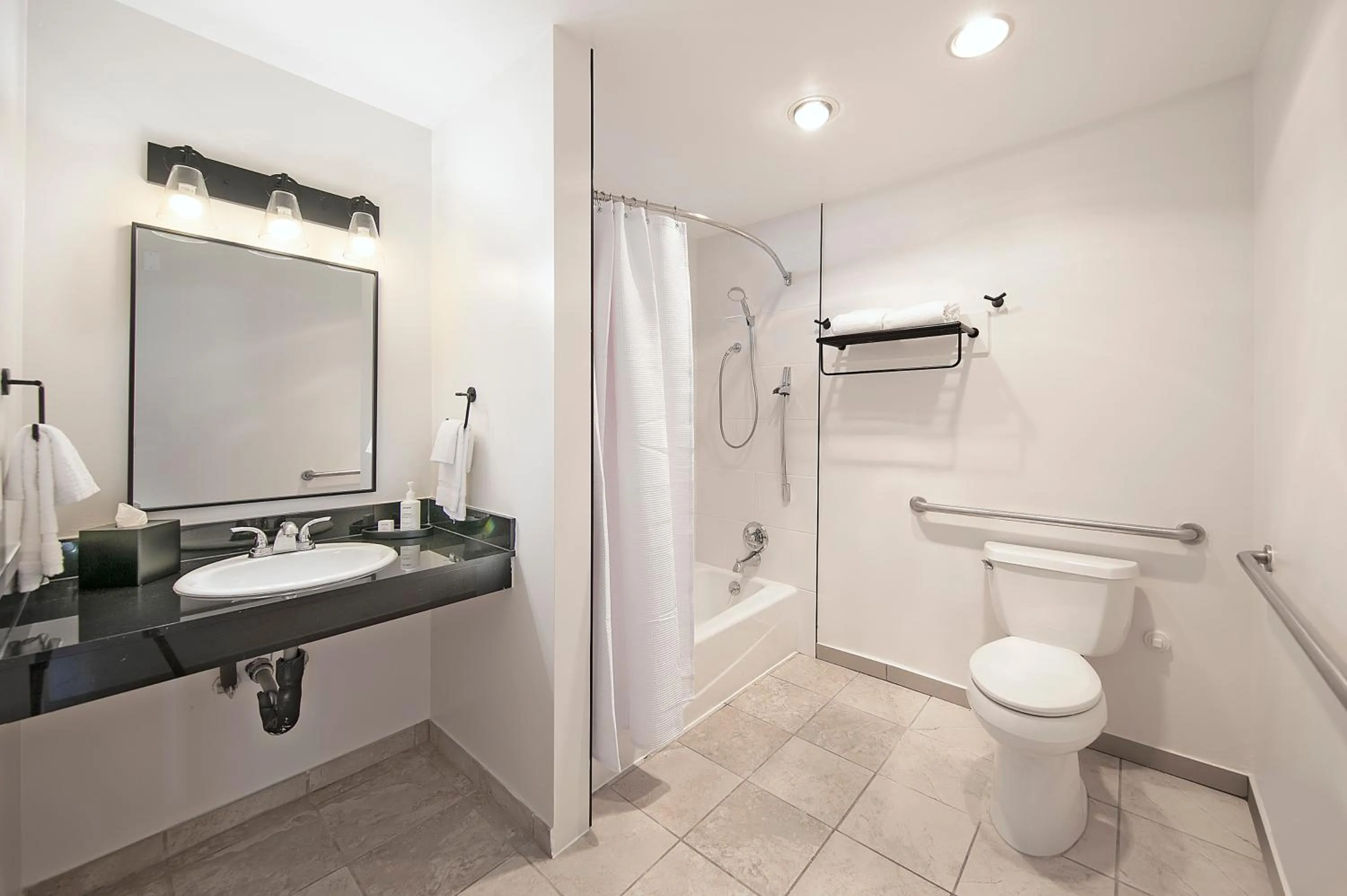 Bathroom in Half Moon Bay Lodge