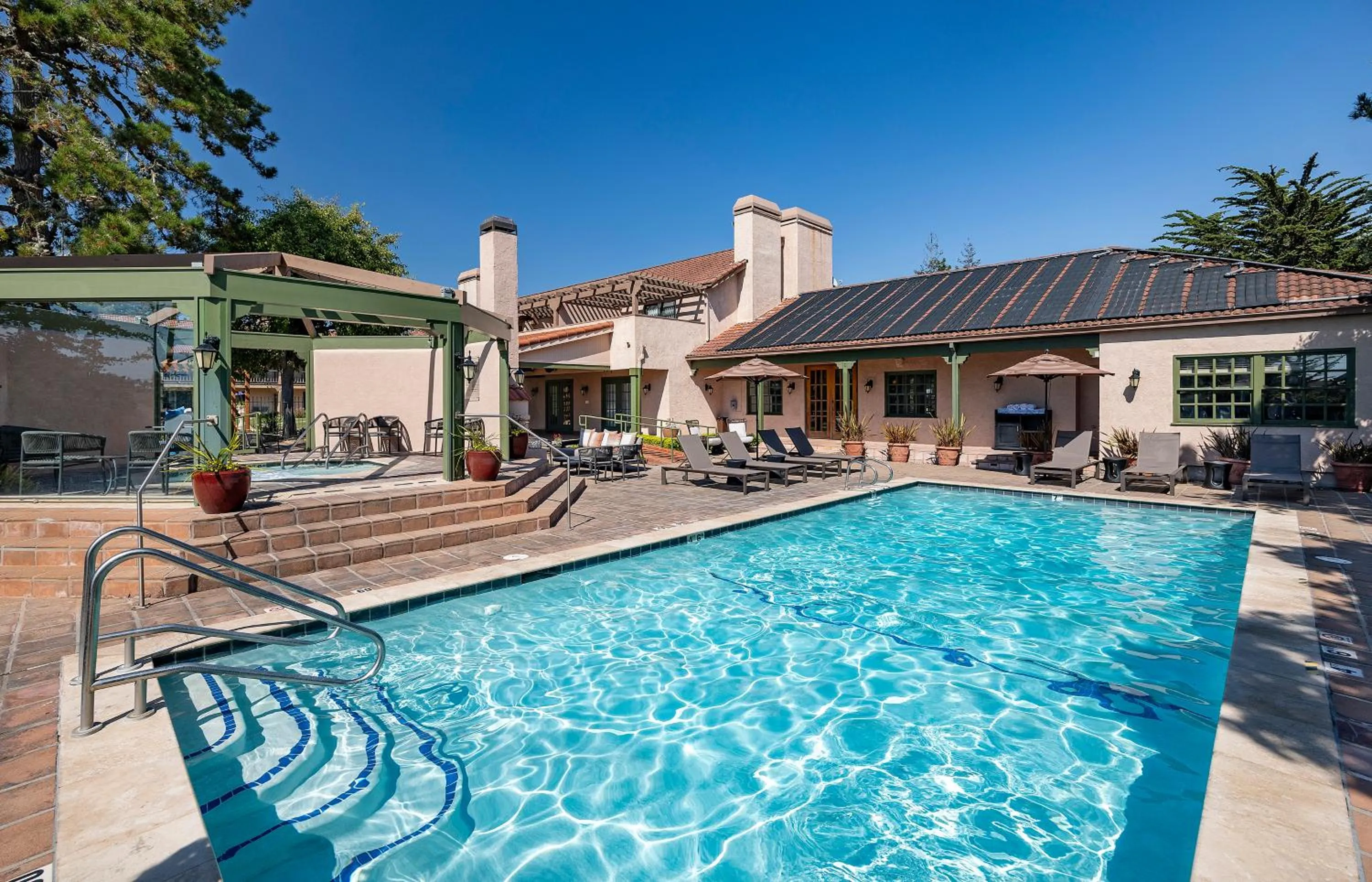 Swimming pool in Half Moon Bay Lodge